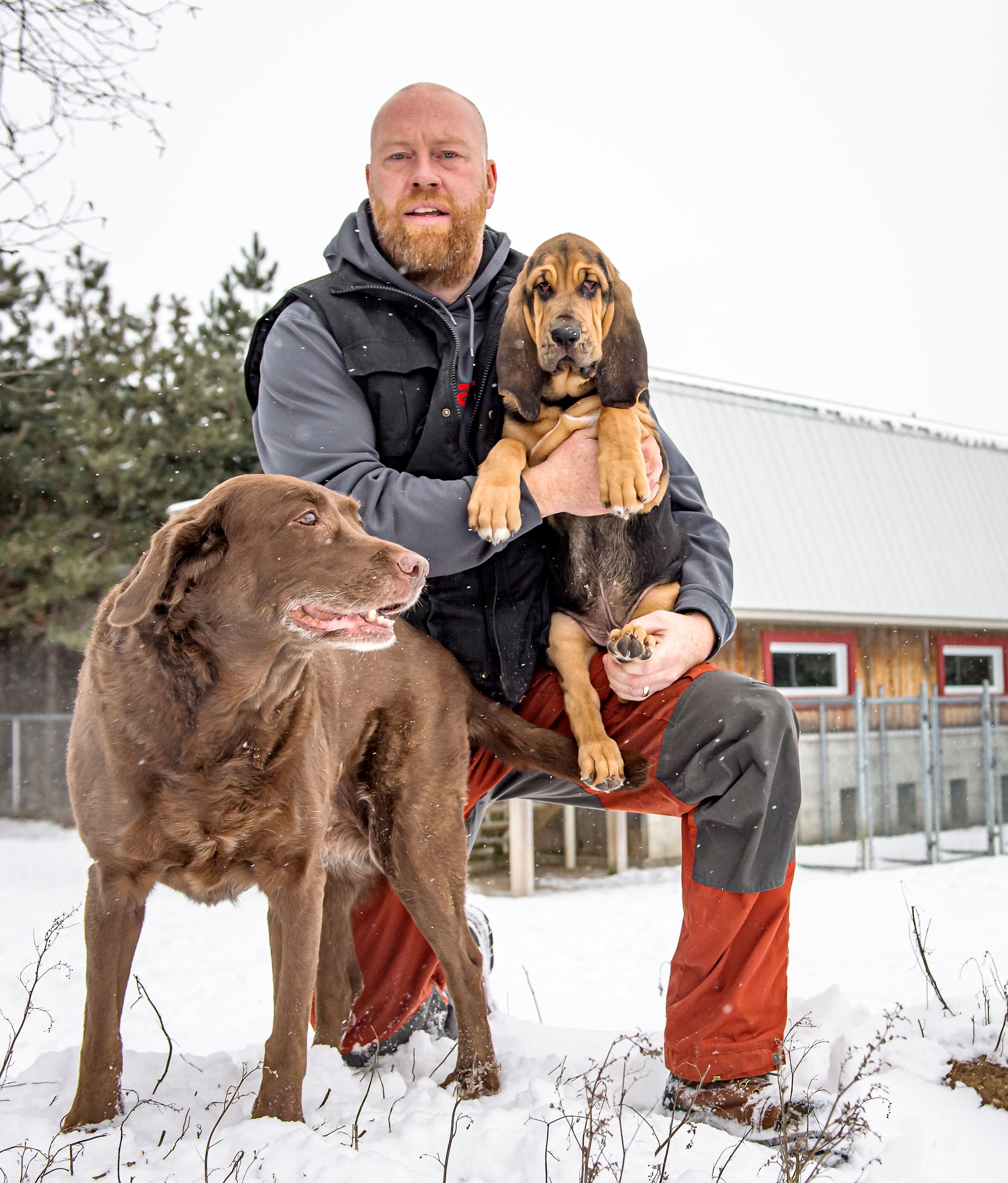 L’entraîneur avec Serge, et dans ses bras un autre prospect renifleur, une Labrador prénommée Agathe.