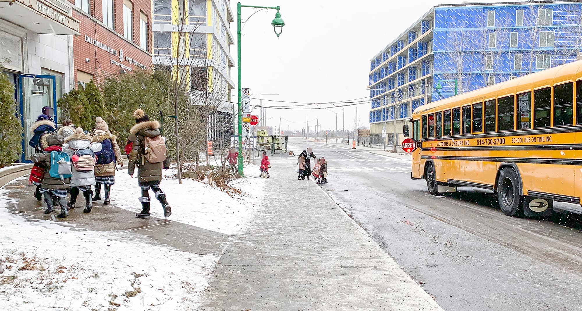 Des enfants arrivaient aussi à l’École Skver en autobus et à pied.