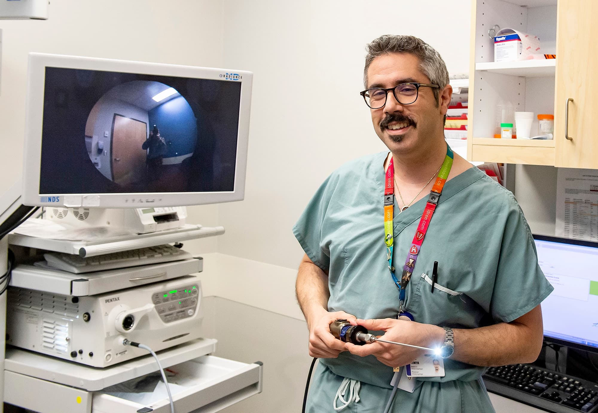 L’otorhinolaryngologiste Marc Tewfik, qui tient ici une caméra pour examiner les cavités nasales, utilise aussi la rééducation pour aider ses patients à retrouver l’odorat.