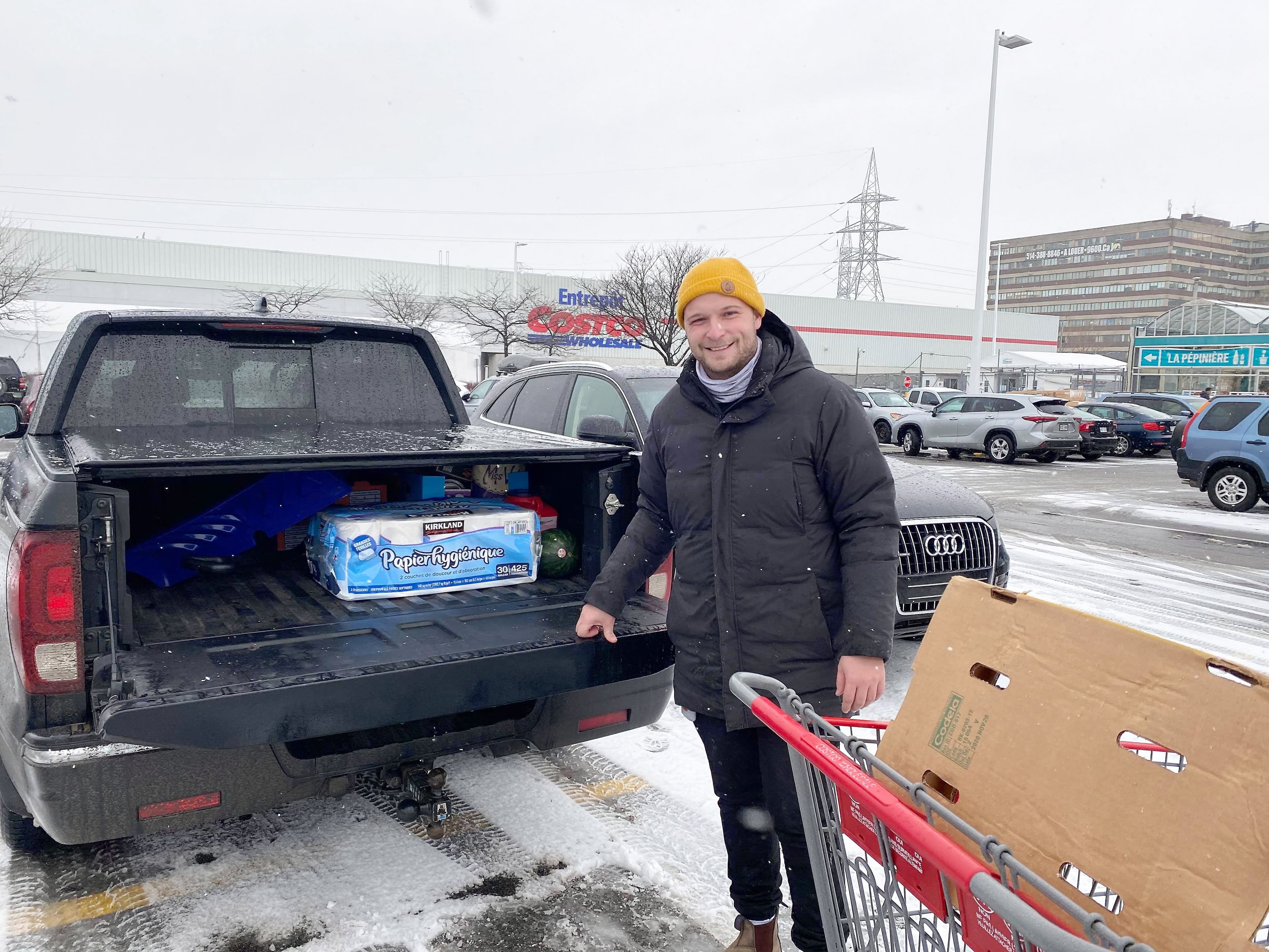 Alexandre Tremblay a acheté une pelle et du papier hygiénique au Costco, mais pas la poubelle dont il avait besoin à cause des restrictions sur les produits non essentiels.