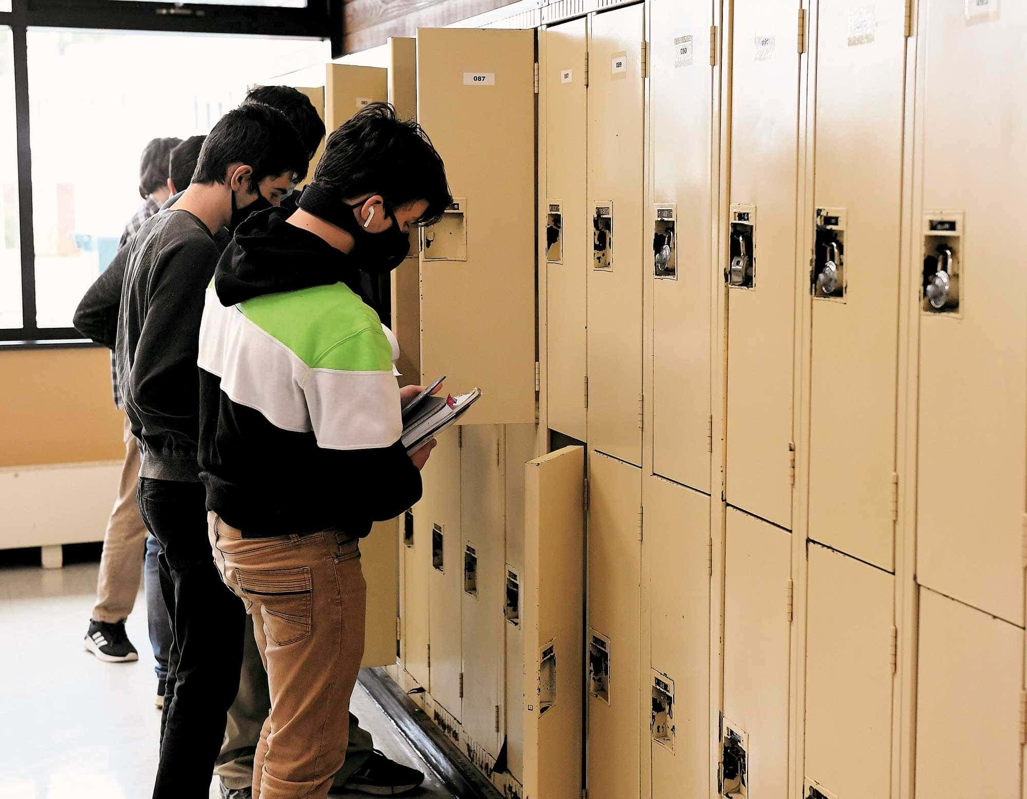 Le gouvernement Legault étudie la possibilité d’ajouter des règles sanitaires dans les écoles. Les élèves de niveau secondaire portent déjà le masque depuis plusieurs mois, comme en témoigne cette photo, prise en octobre dans la banlieue de Québec.