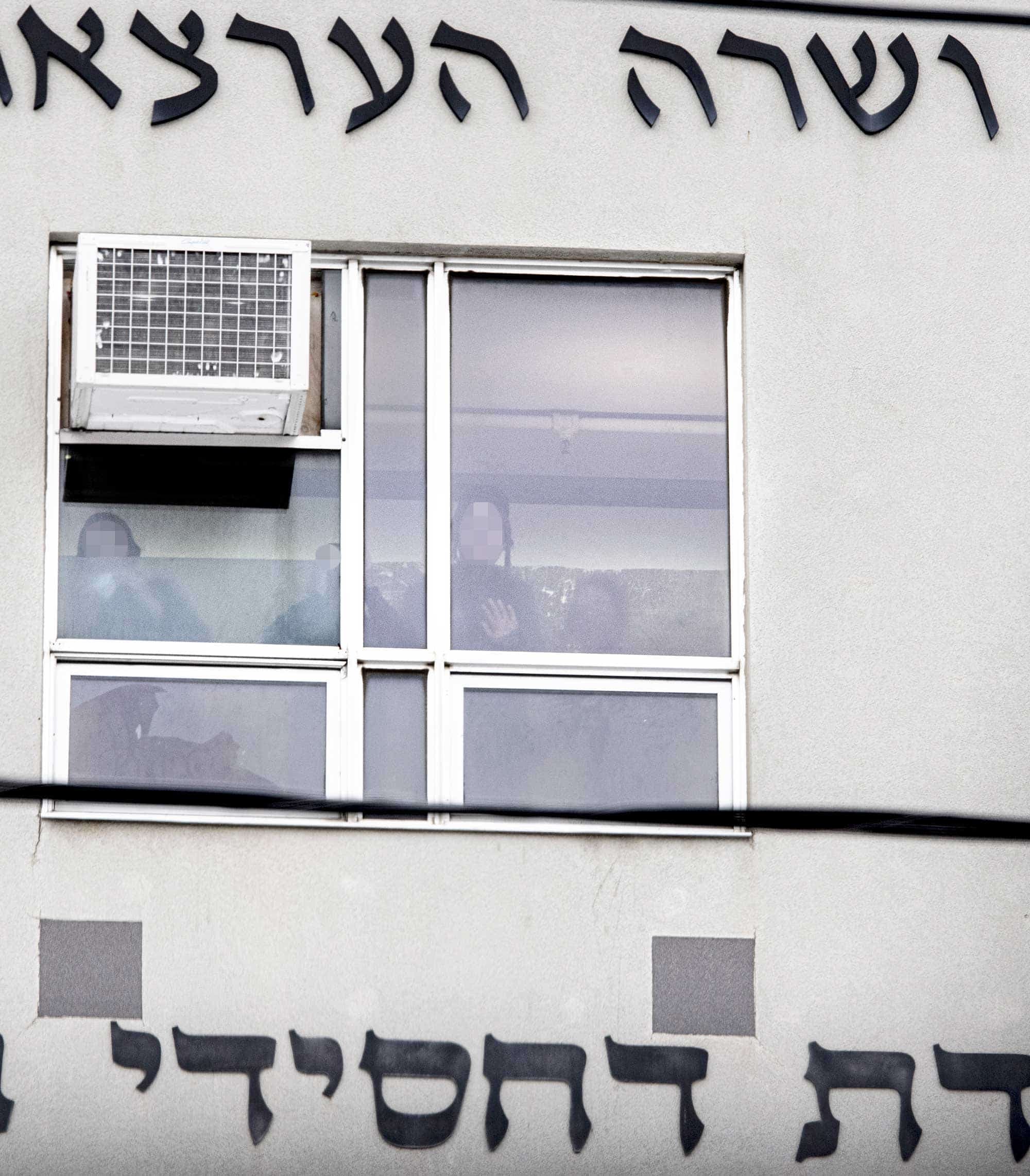 À l’école communautaire juive orthodoxe Belz, des dizaines d’enfants saluaient les passants mardi, depuis leurs salles de classe qui devraient normalement être fermées.
