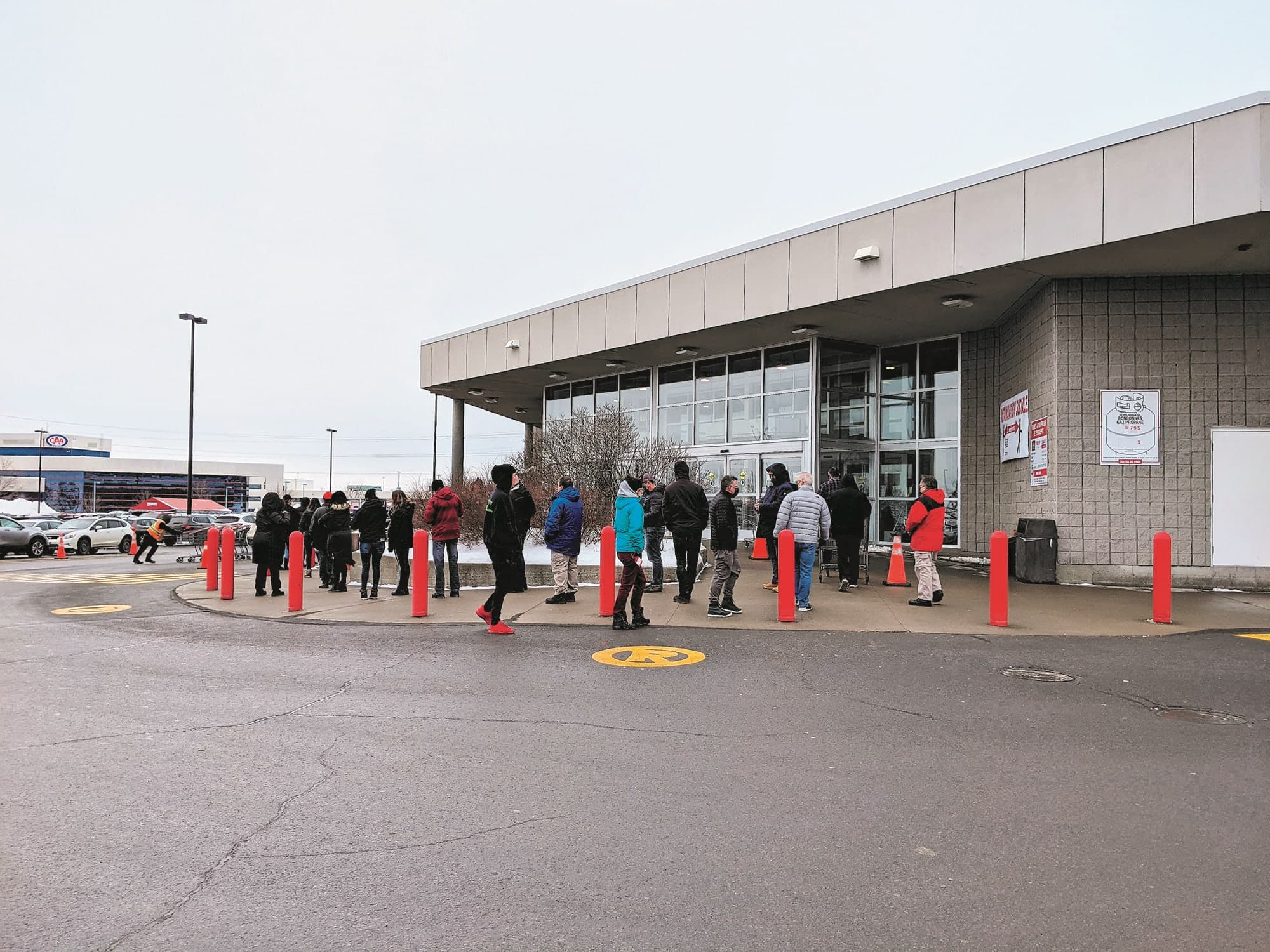 Au Costco Lebourgneuf, des clients ont attendu pour mettre la main sur un panier.
