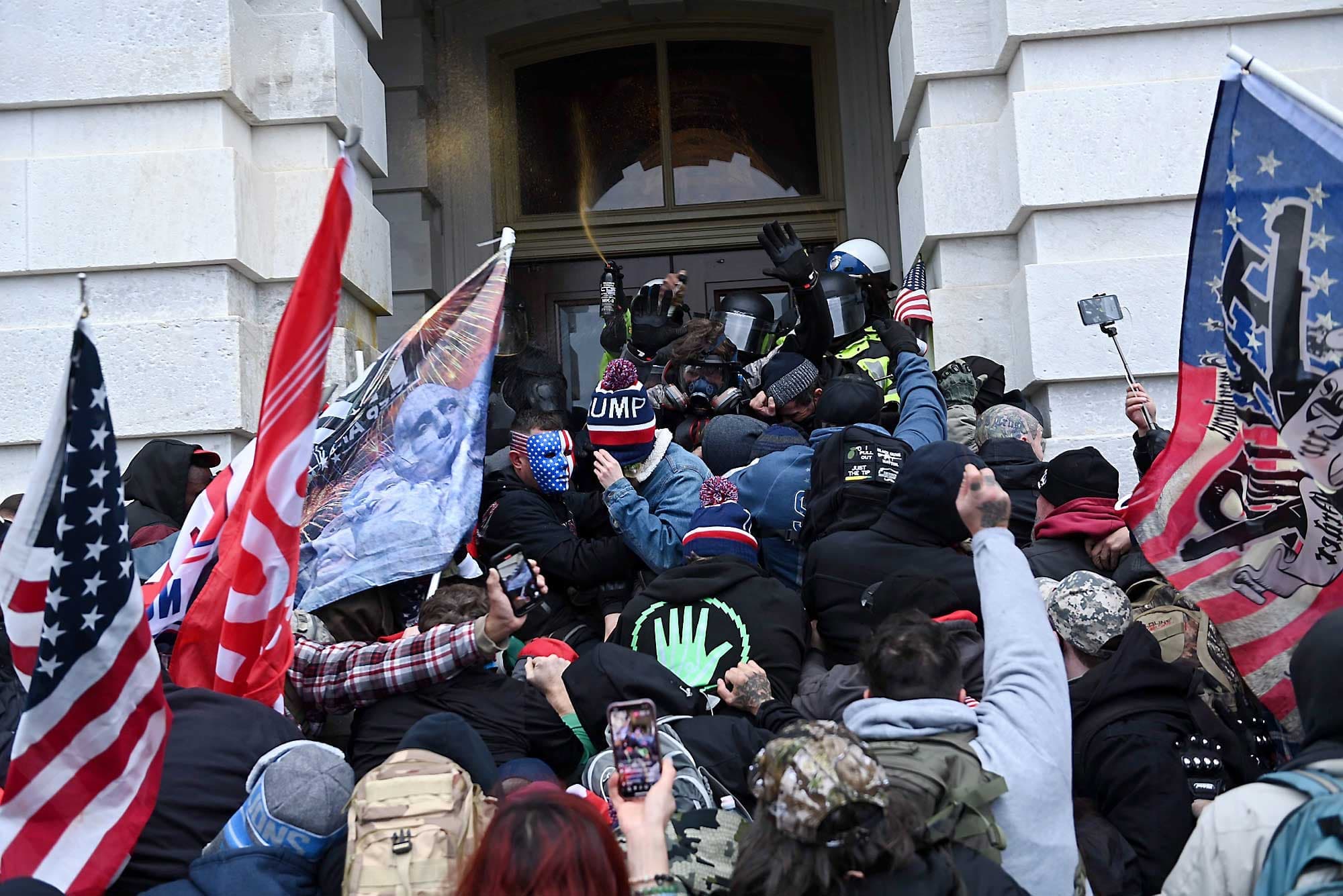 Parmi les milliers de partisans du président américain défait, Donald Trump, qui ont défoncé les portes et envahi le Capitole malgré la présence de policiers, mercredi à Washington, il y avait des groupes d’extrême droite du Canada.
