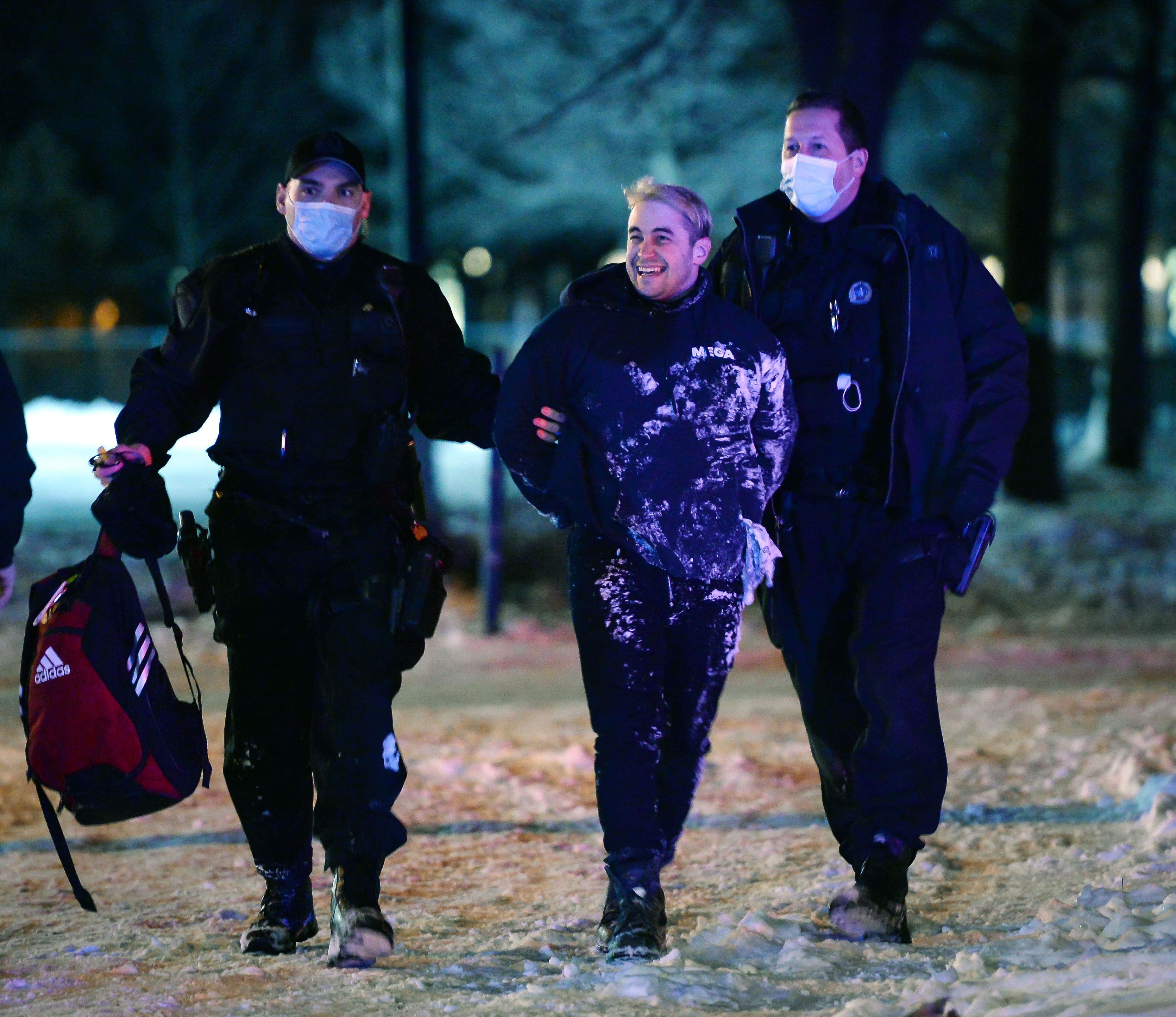 Cet homme arrêté par la police de Montréal samedi en face du parc Laurier risque fort de recevoir une contravention entre 1000 $ et 6000 $.