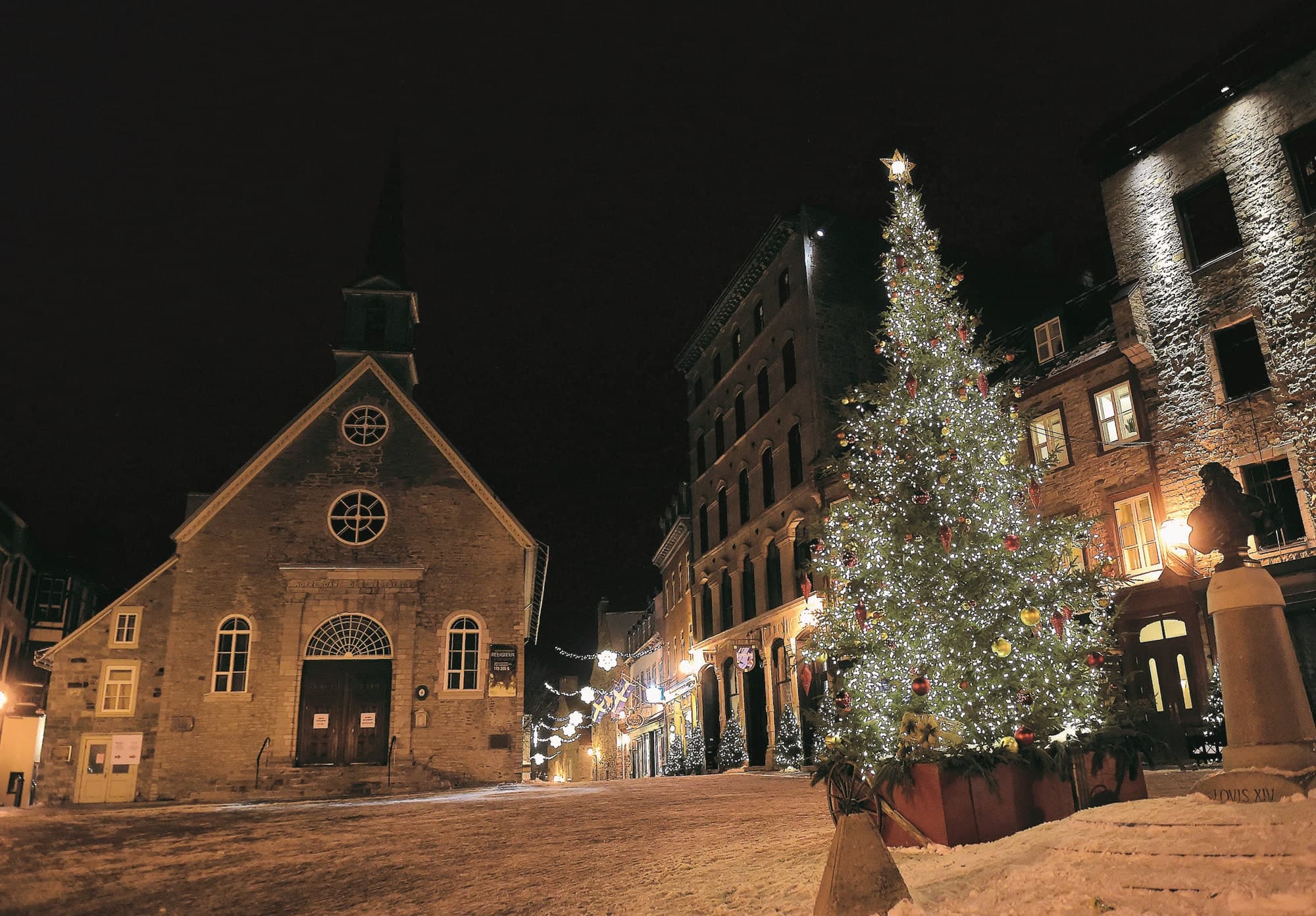 La scène était frappante samedi soir alors qu’il n’y avait pas un signe de vie à Place Royale, au cœur du Petit-Champlain, dès le début du couvre-feu.