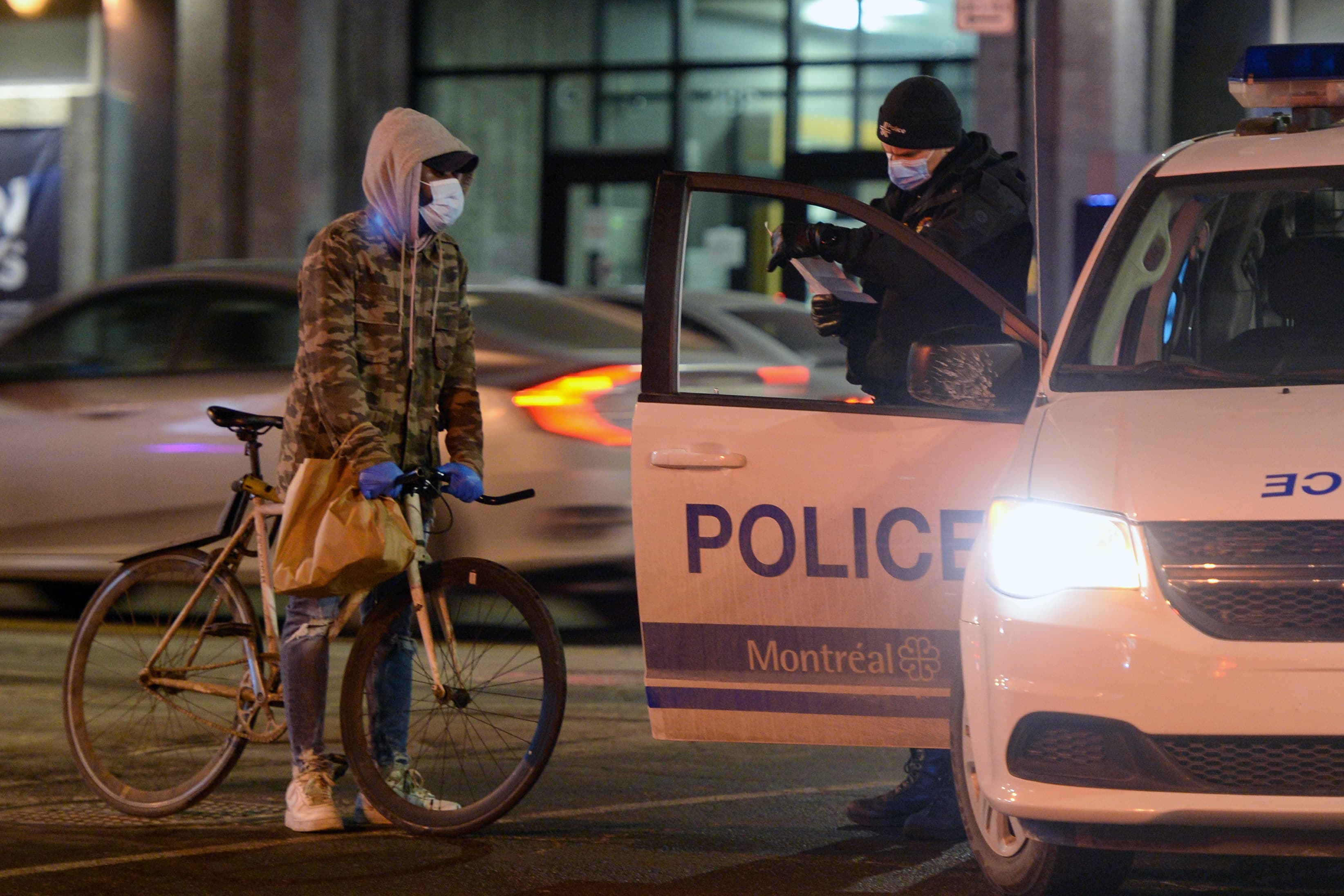 Un livreur d’un resto a dû montrer patte blanche aux policiers pour valider sa présence à l’extérieur aux policiers quand il a été intercepté sur la rue Saint-Denis après l’entrée en vigueur du couvre-feu. Il a poursuivi sa route sans recevoir un constat.