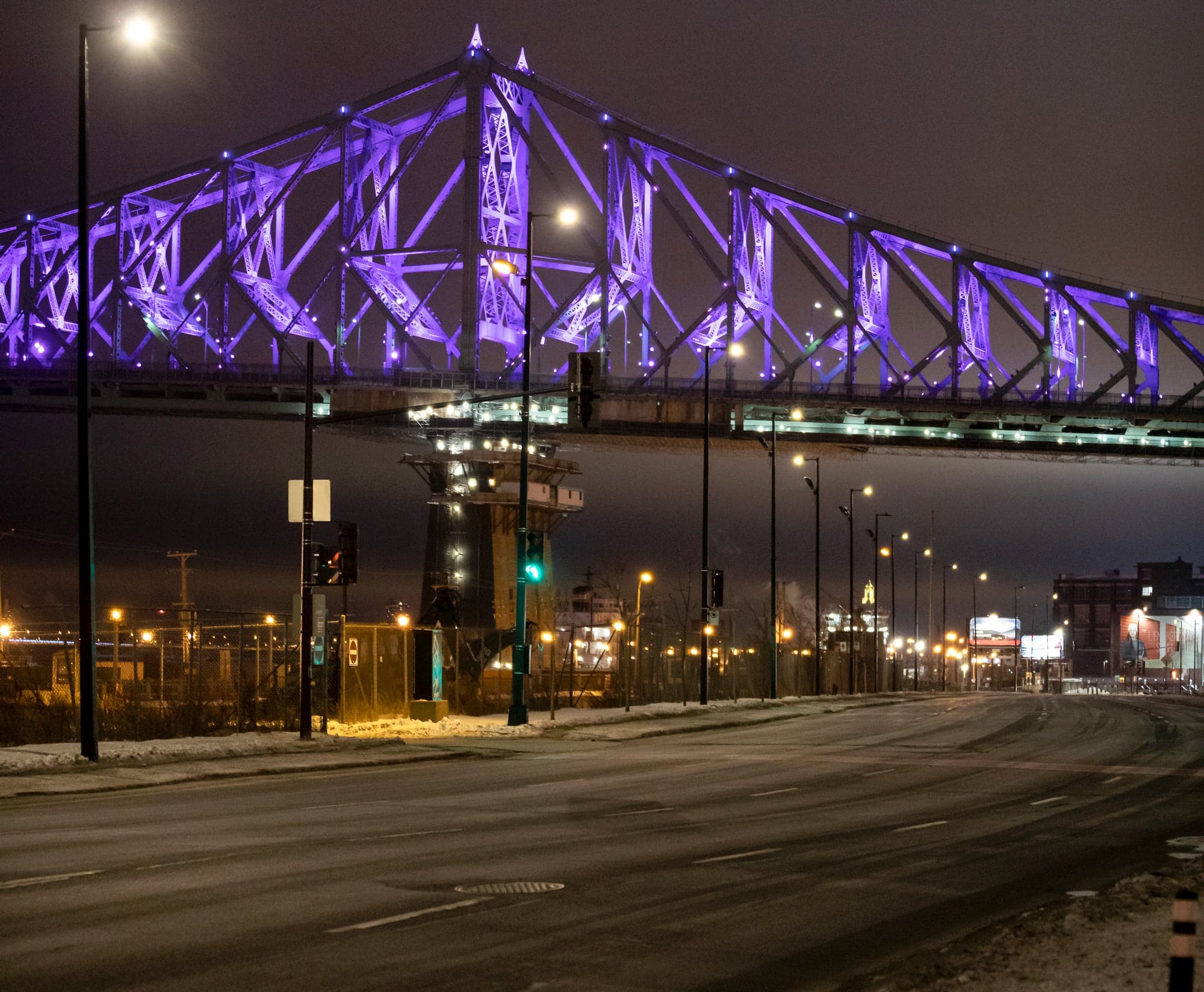 La rue Notre-Dame, au pied du pont Jacques-Cartier, était vide vers 21 h .