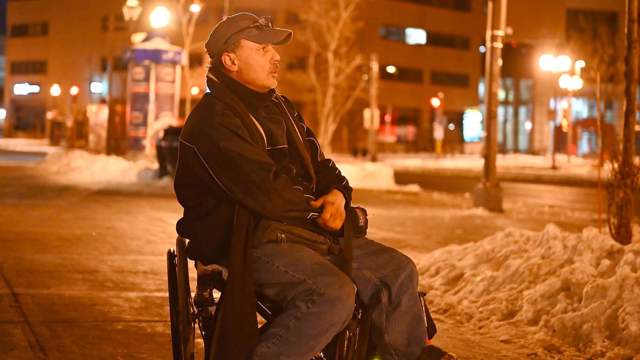 Sans toit, dimanche, cet homme n’a pas été interpellé par les policiers de Québec.