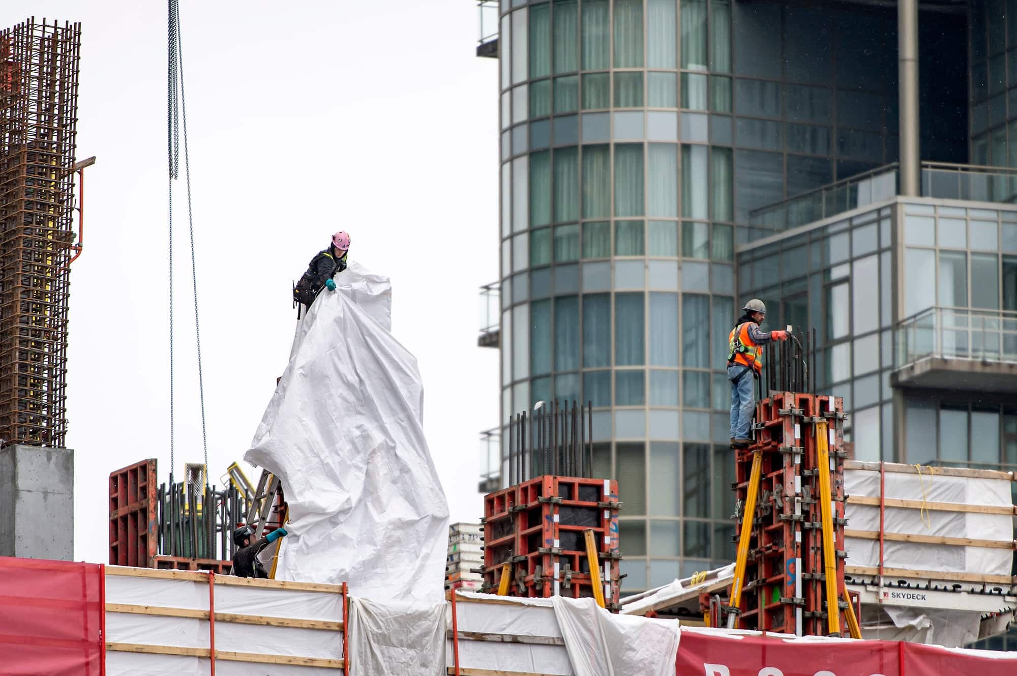 Plusieurs travailleurs étaient, hier, sur le chantier de deux nouvelles tours résidentielles, entièrement locatives, situé au coin du boulevard René-Lévesque Est et de la rue De Bleury, à Montréal.