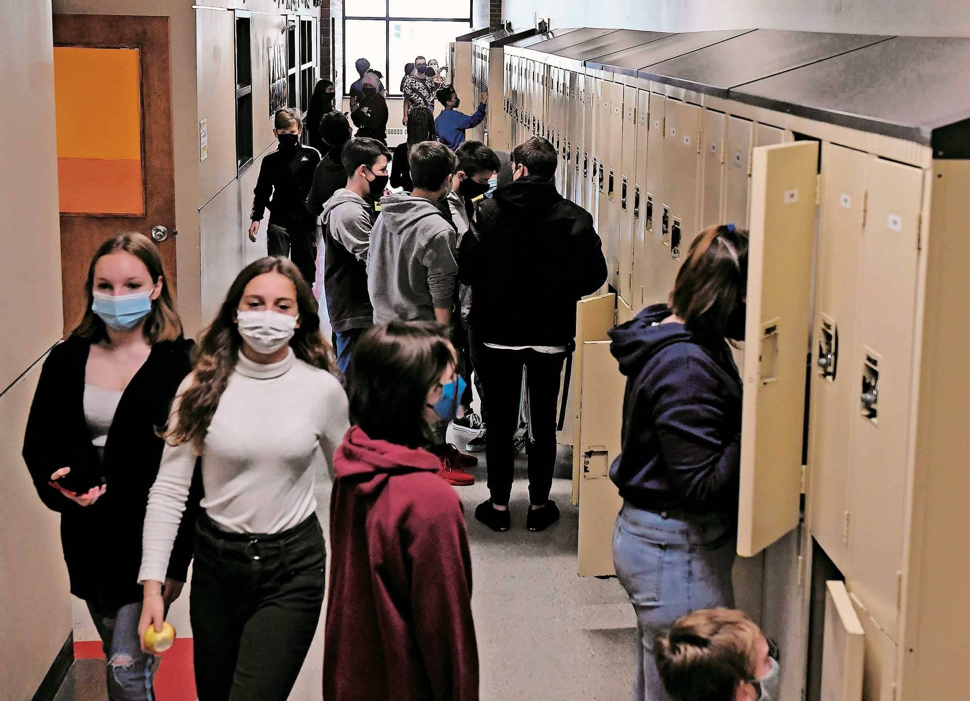La question d’annuler ou non la semaine de relâche de mars fait l’objet de débats dans le milieu scolaire. La pandémie a déjà bousculé les habitudes des élèves, comme ici, dans une école secondaire au nord de Québec.
