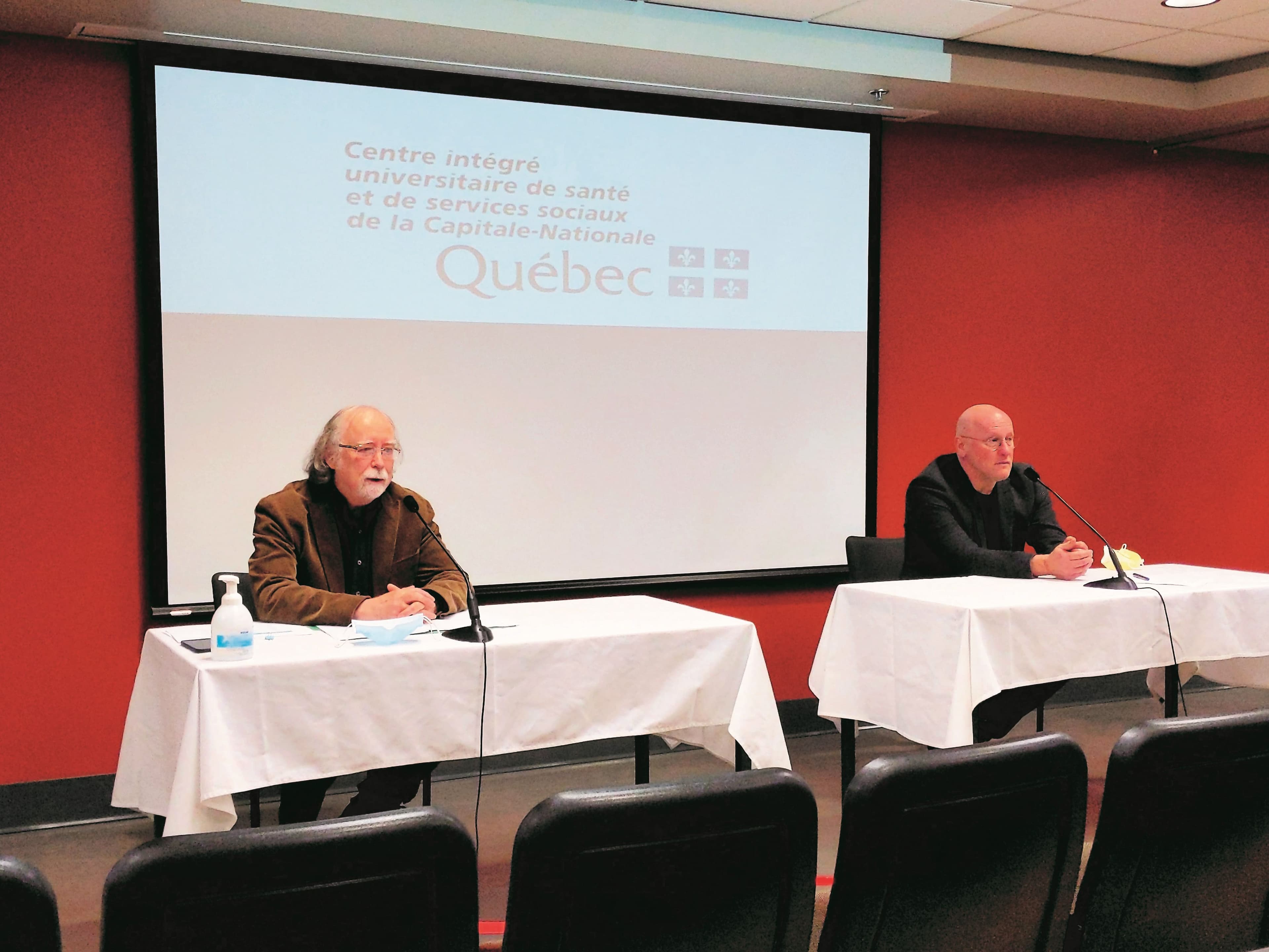 Les Drs Jacques Girard et André Dontigny, de la Santé publique de la Capitale-Nationale, refusent de se laisser emporter par la récente amélioration de la situation à Québec.