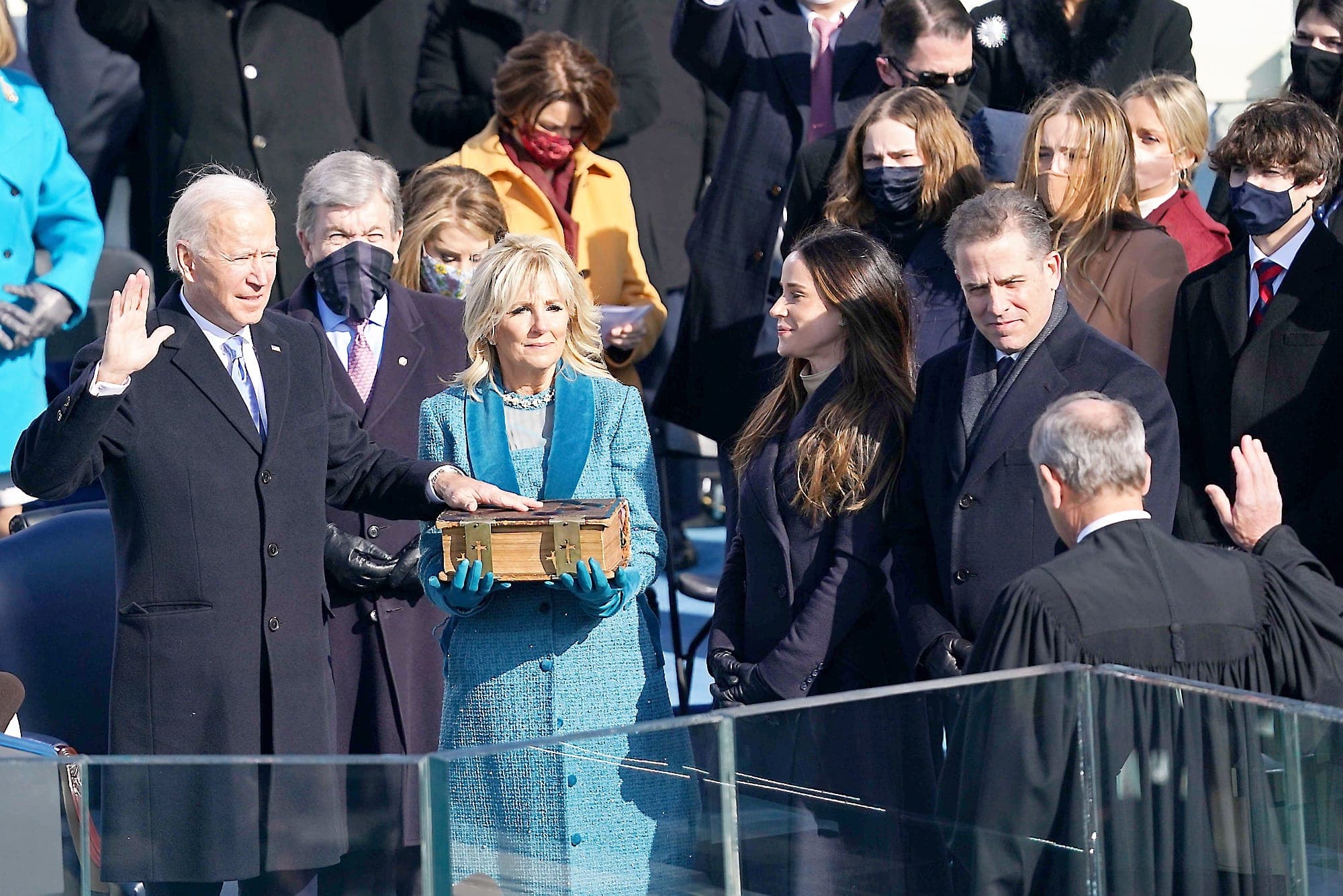 Joe Biden a juré la main sur la bible familiale d’accomplir loyalement les fonctions de président des États-Unis.