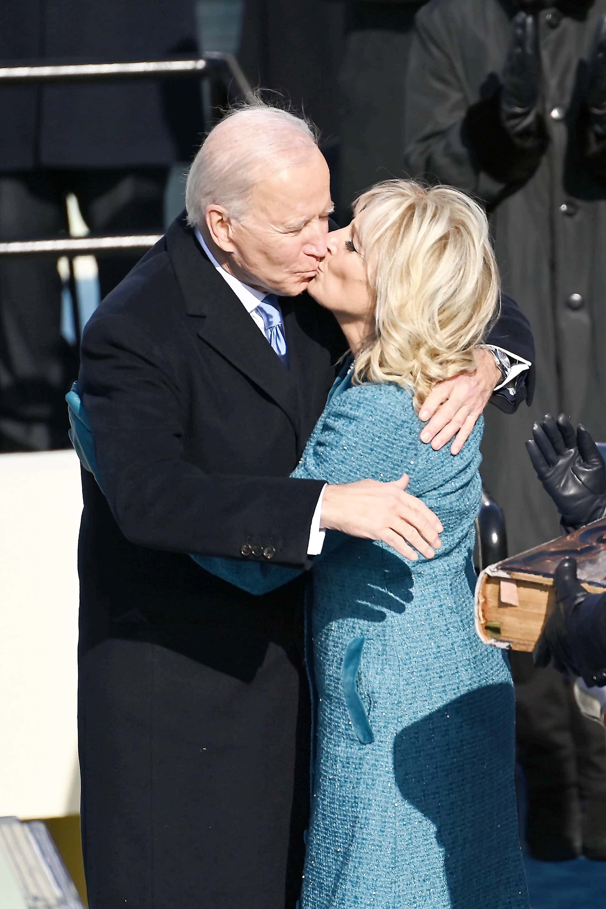 Le nouveau président, Joe Biden, embrasse sa femme, Jill Biden, après avoir prêté serment.