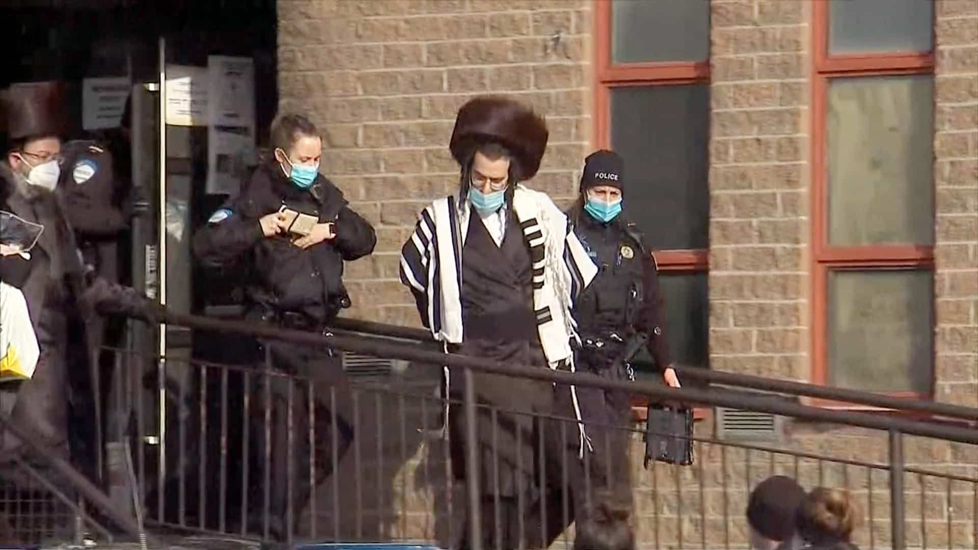 Un membre de la communauté juive orthodoxe s’est fait escorter par le SPVM, samedi matin.