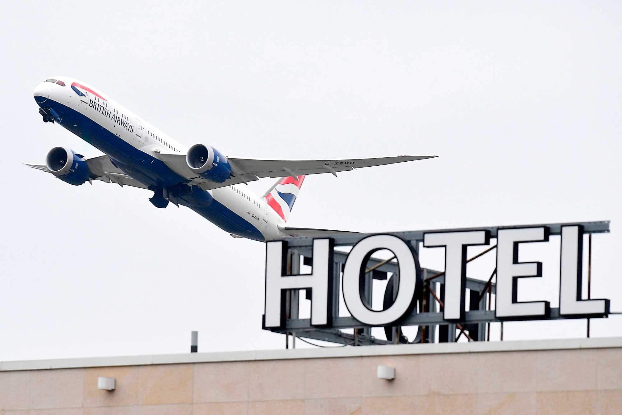 Un avion de British Airways décolle à l’aéroport Heathrow de Londres, alors que le gouvernement britannique pourrait rendre la quarantaine à l’hôtel obligatoire.