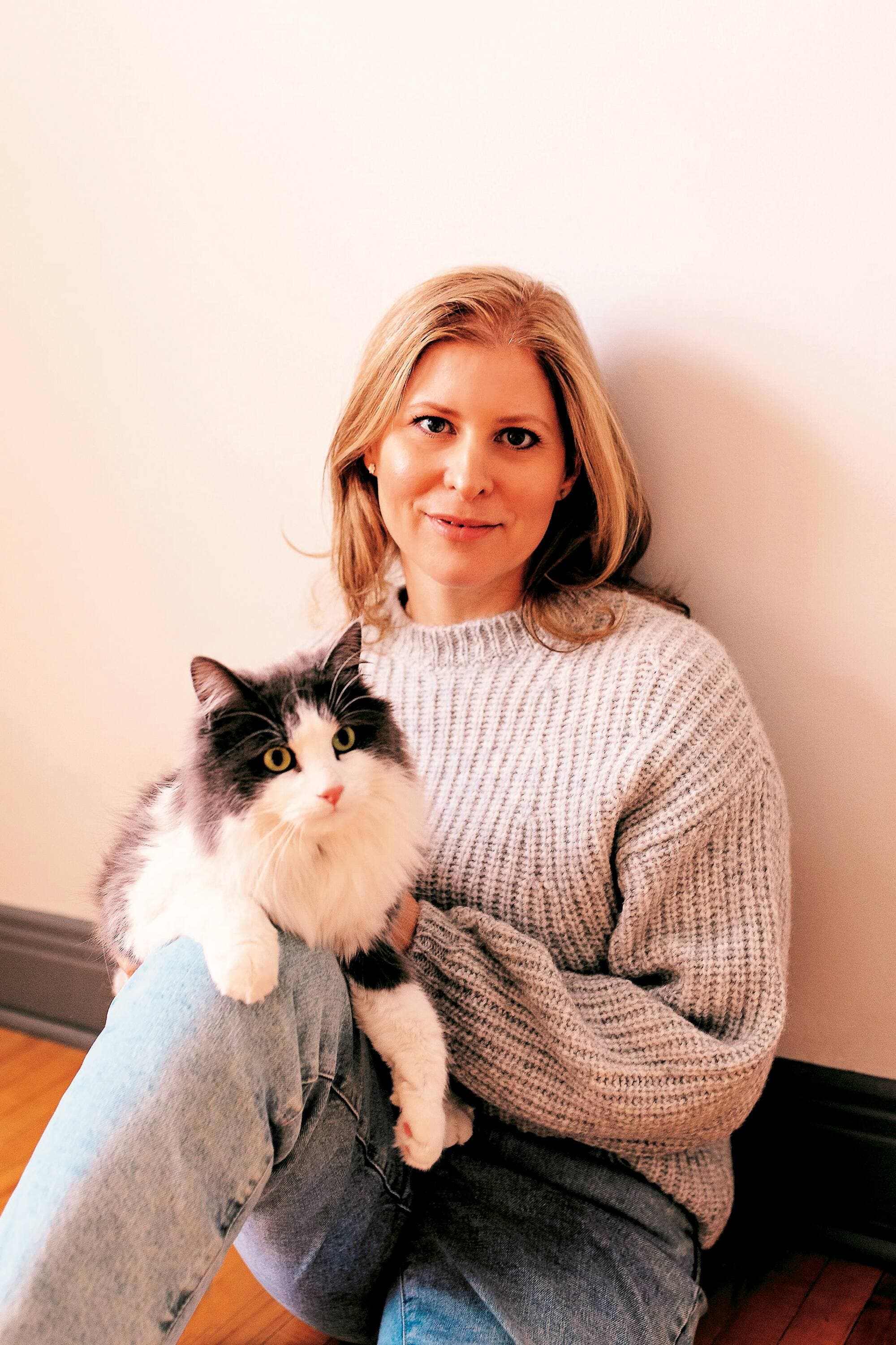 La vétérinaire Lucie Héneault, accompagnée de son chat Strauss, s’inquiète de voir de nouveaux propriétaires qui n’ont pas «budgété» la santé de leur animal.