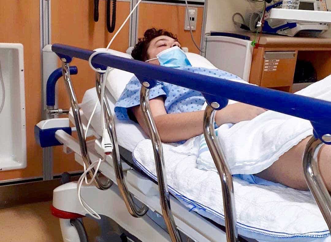 Viktor Rousseau a été déclaré positif à la COVID-19 en décembre après une éclosion dans sa classe. Les impacts se sont fait sentir à la mi-janvier et il a dû être hospitalisé parce que son état s’est dégradé.