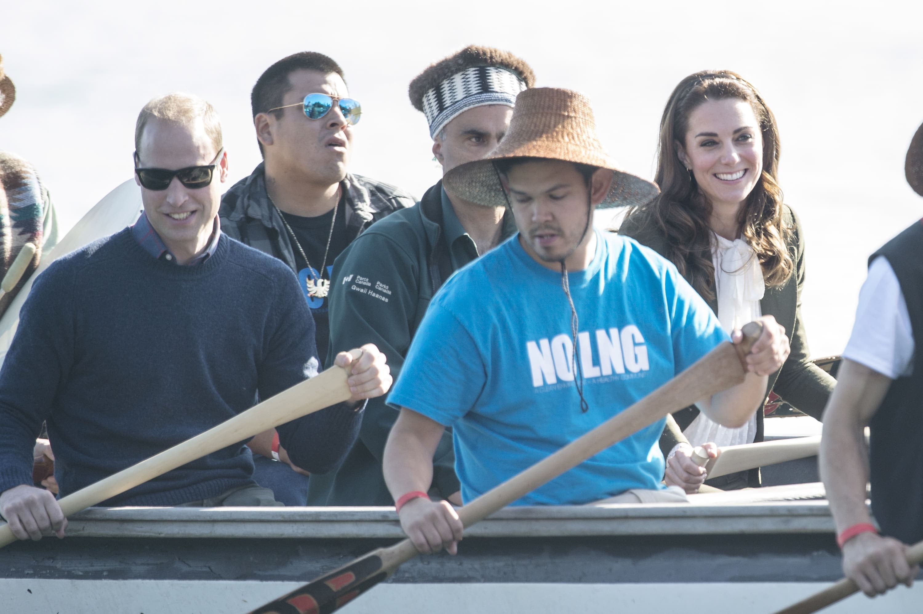 De passage en Colombie-Britannique, en 2016, le prince William (à gauche)et Kate Middleton ont pu goûter aux plaisirs d’une balade en canoë traditionnel.