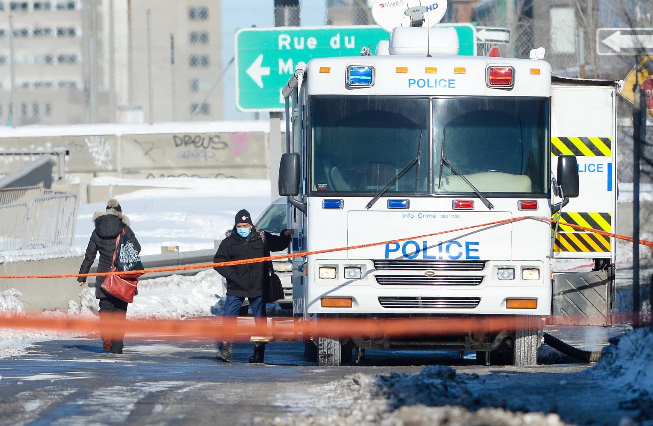 24 heures après l’agression, les enquêteurs se trouvaient toujours sur les lieux du crime, sur le boulevard Crémazie Ouest, afin de trouver des indices.