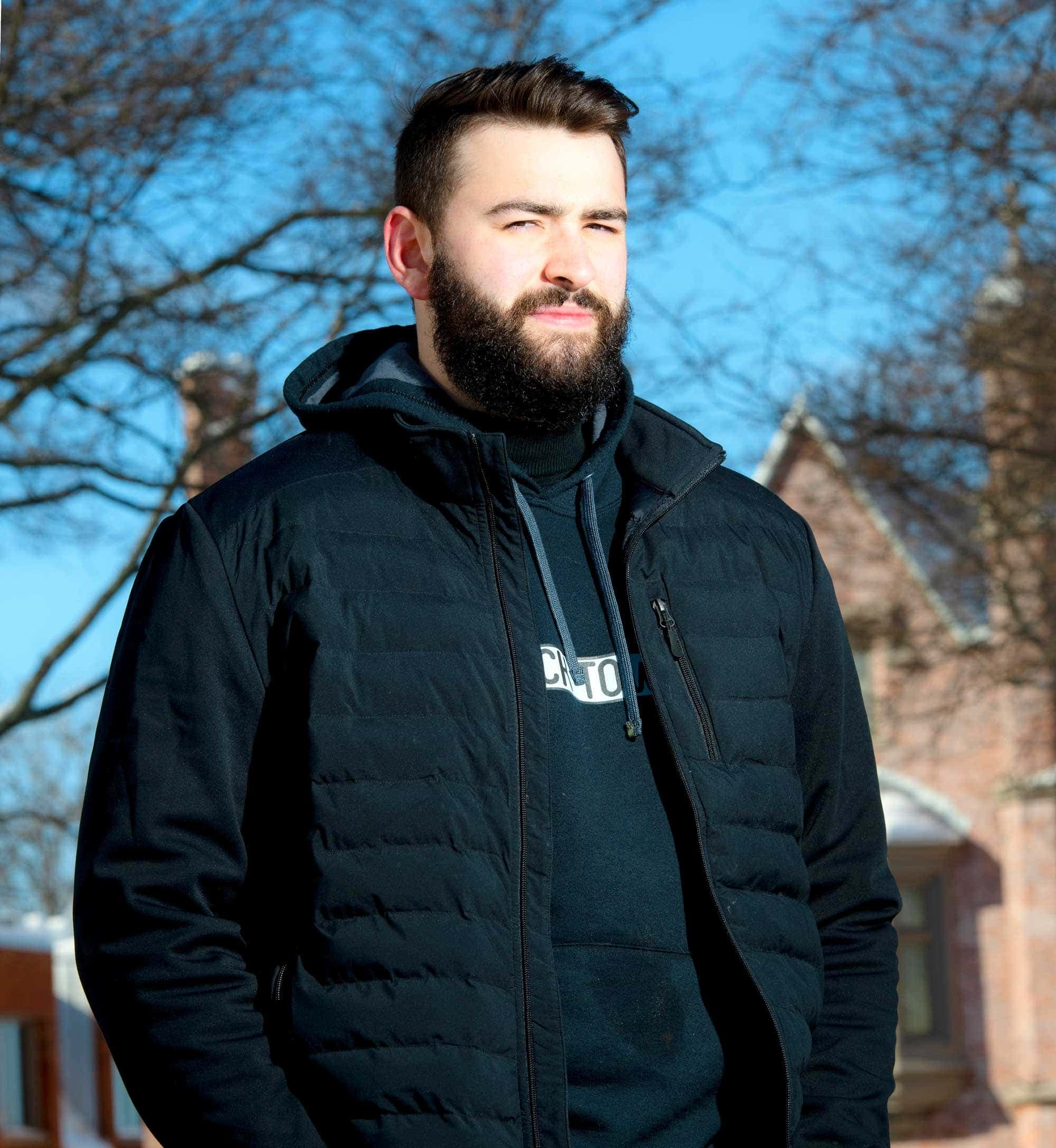 Lancelot Tremblay a fait une croix sur son métier de serveur au Manoir Rouville-Campbell pour devenir entrepreneur. On le voit ici devant l’hôtel de Mont-Saint-Hilaire.