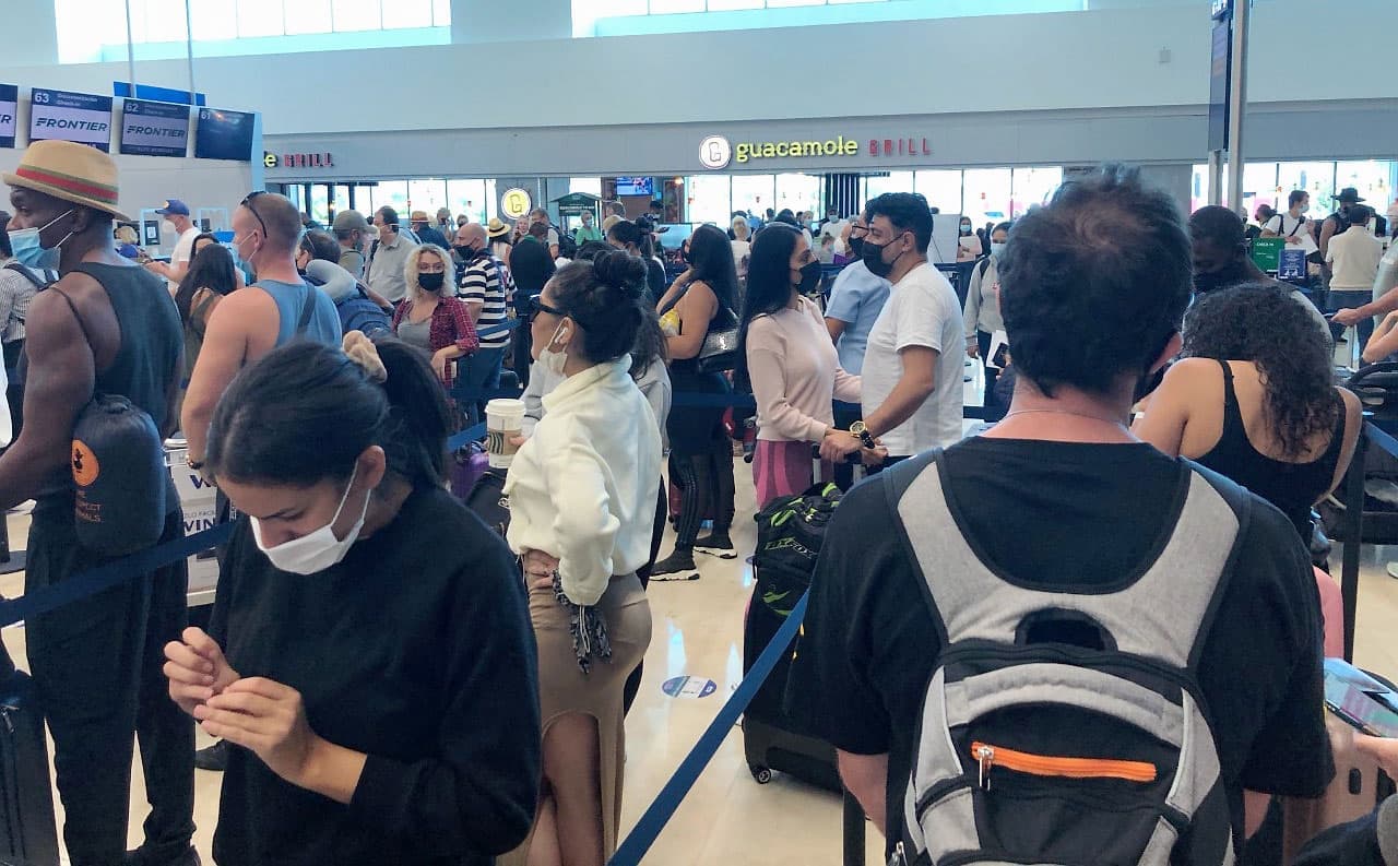 L’aéroport de Cancún, au Mexique, était bondé samedi, où plusieurs Canadiens cherchaient à revenir au plus tôt.