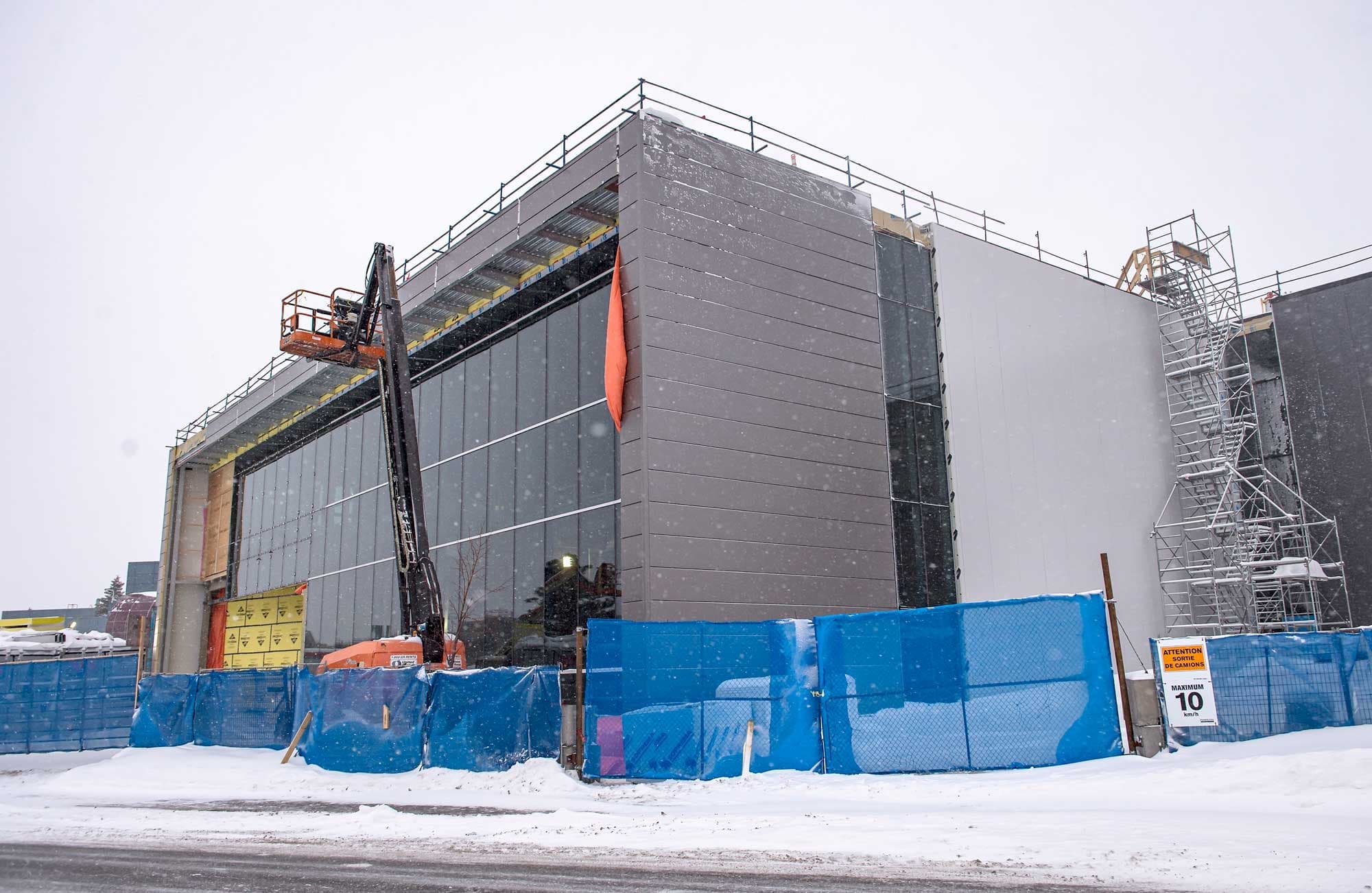 Ottawa construit une nouvelle usine pour produire des vaccins, alors que l’entreprise voisine, PnuVax, pourrait le faire pour une fraction du prix, selon son PDG, le Dr Donald Gerson, qui a repris les installations de AstraZeneca.
