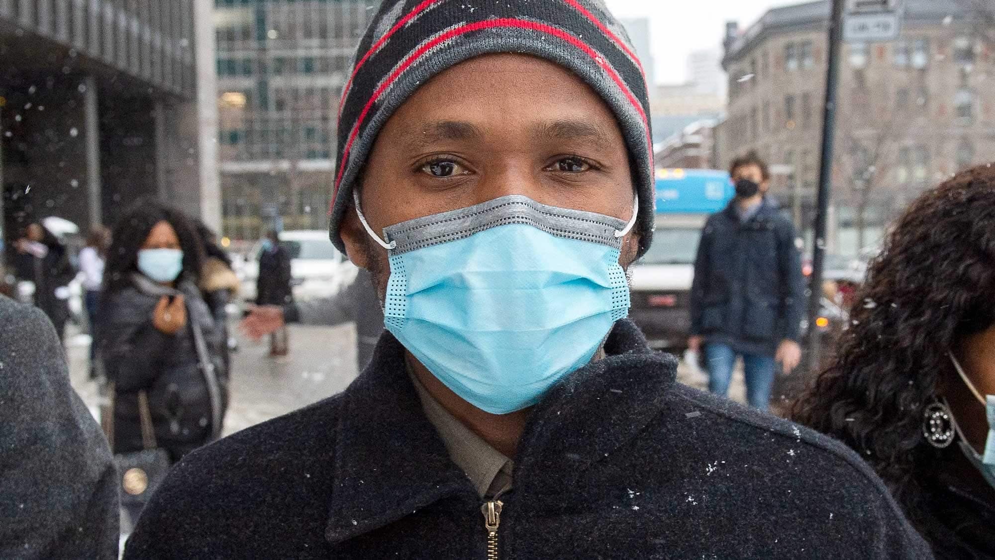 Mamadi Camara, mercredi, à sa sortie du palais de justice de Montréal en homme libre.
