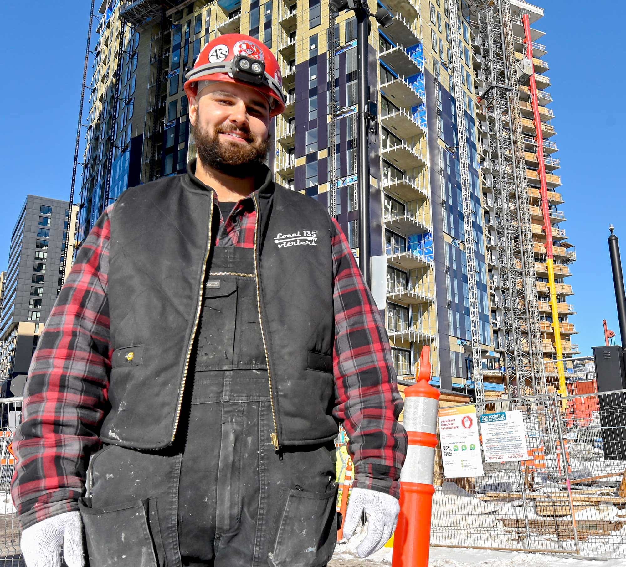 Maxime Pelletier est vitrier depuis près de huit ans. Le membre du local 135 de la FTQ Construction adore son travail… et sa paye de près de 42 $ l’heure. On le voit ici, au coin Peel et Wellington, à Montréal, sur le chantier d’Édyfic.
