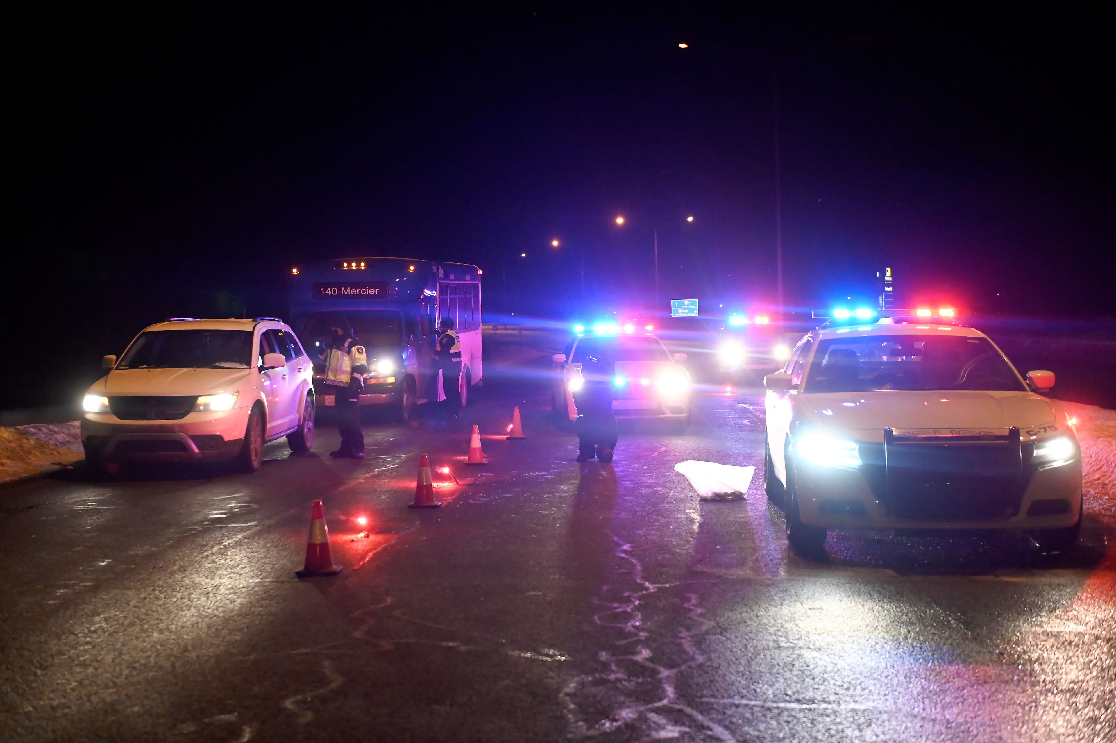 Tous les véhicules qui ont passé les barrages policiers à Châteauguay ont été systématiquement contrôlés, même les autobus.