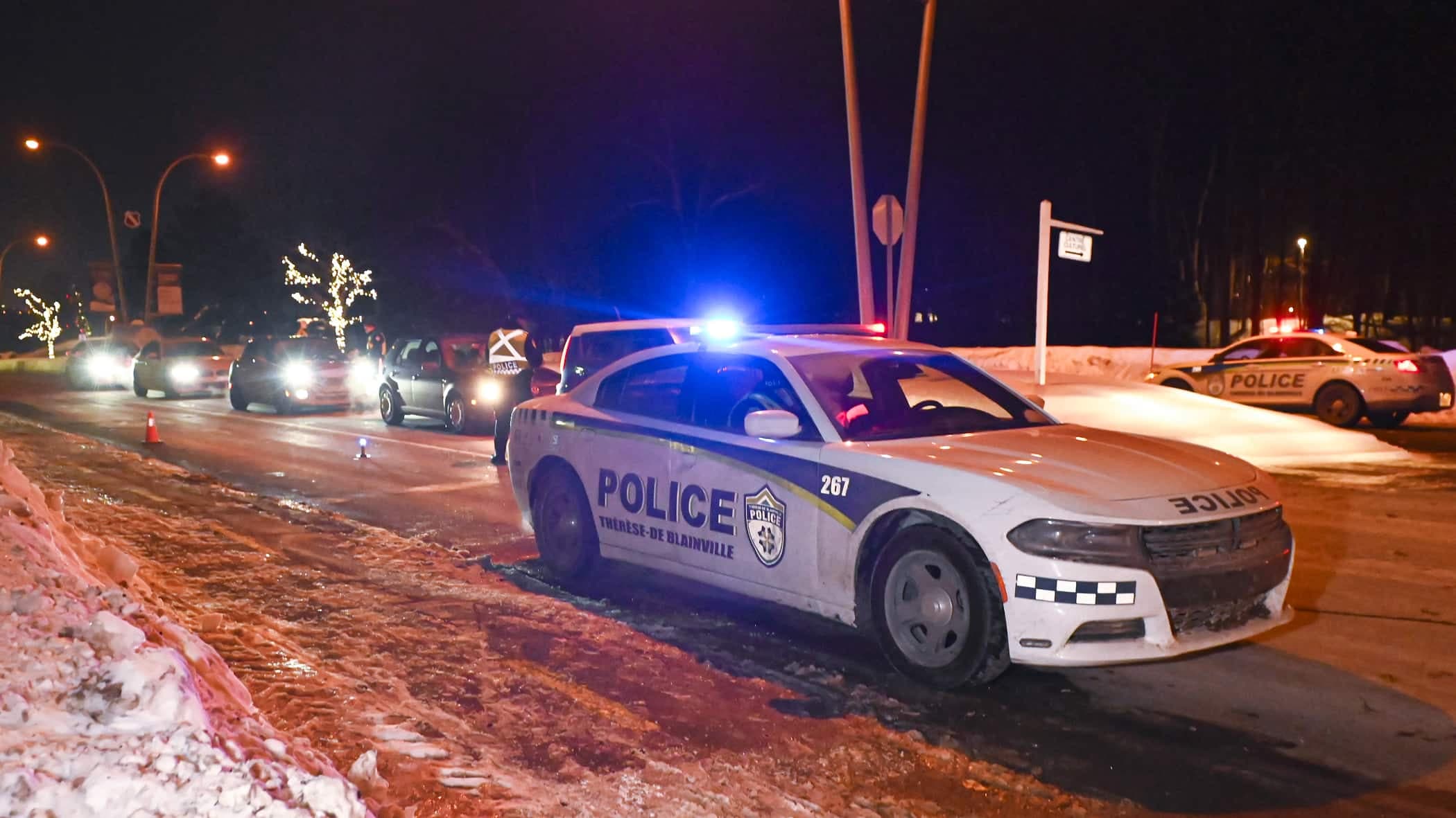 À Lorraine, une file de voitures s’entassait devant le barrage policier.