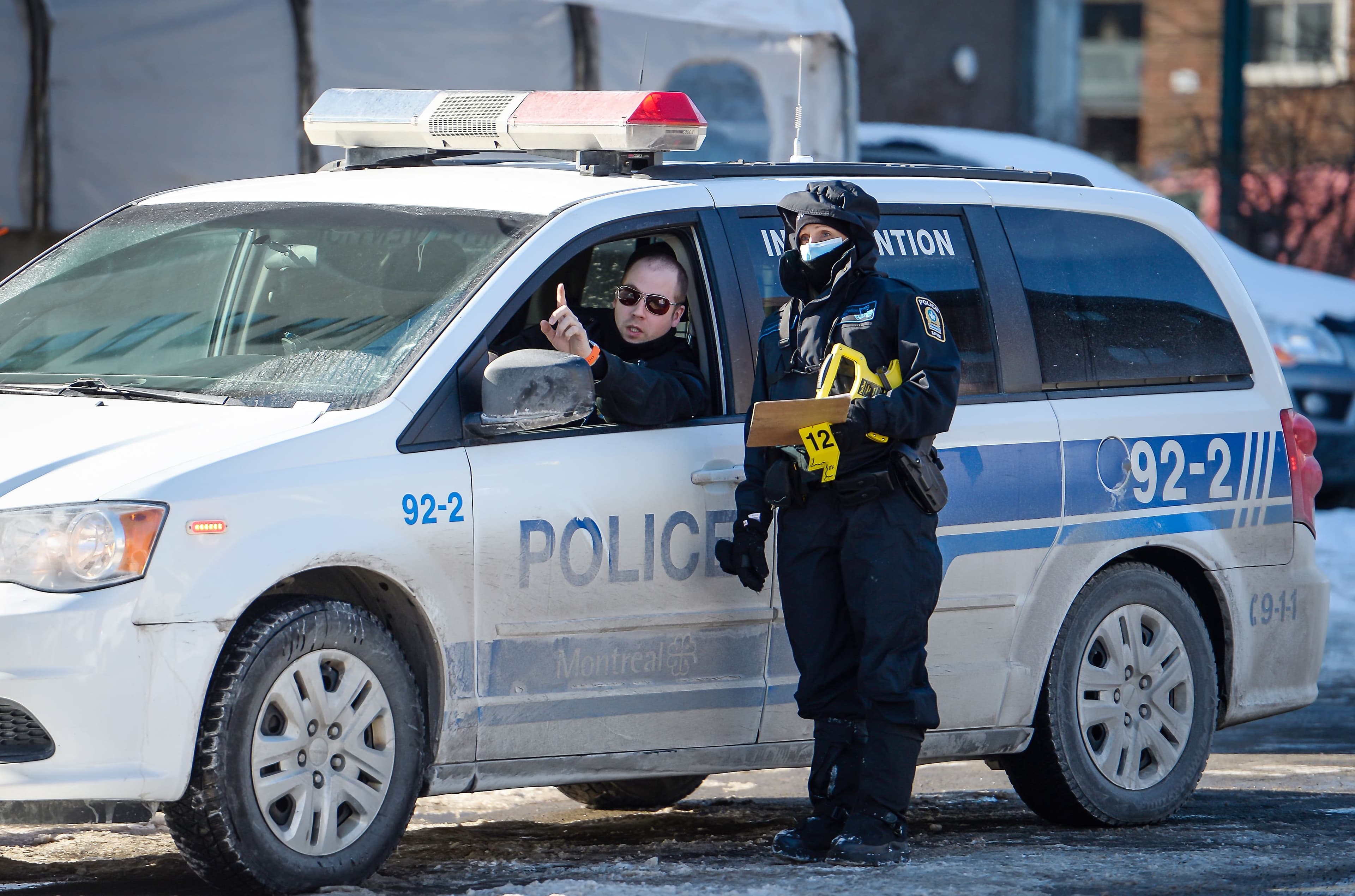 Des policiers de Montréal poursuivaient leur enquête hier dans l’arrondissement de Saint-Léonard.