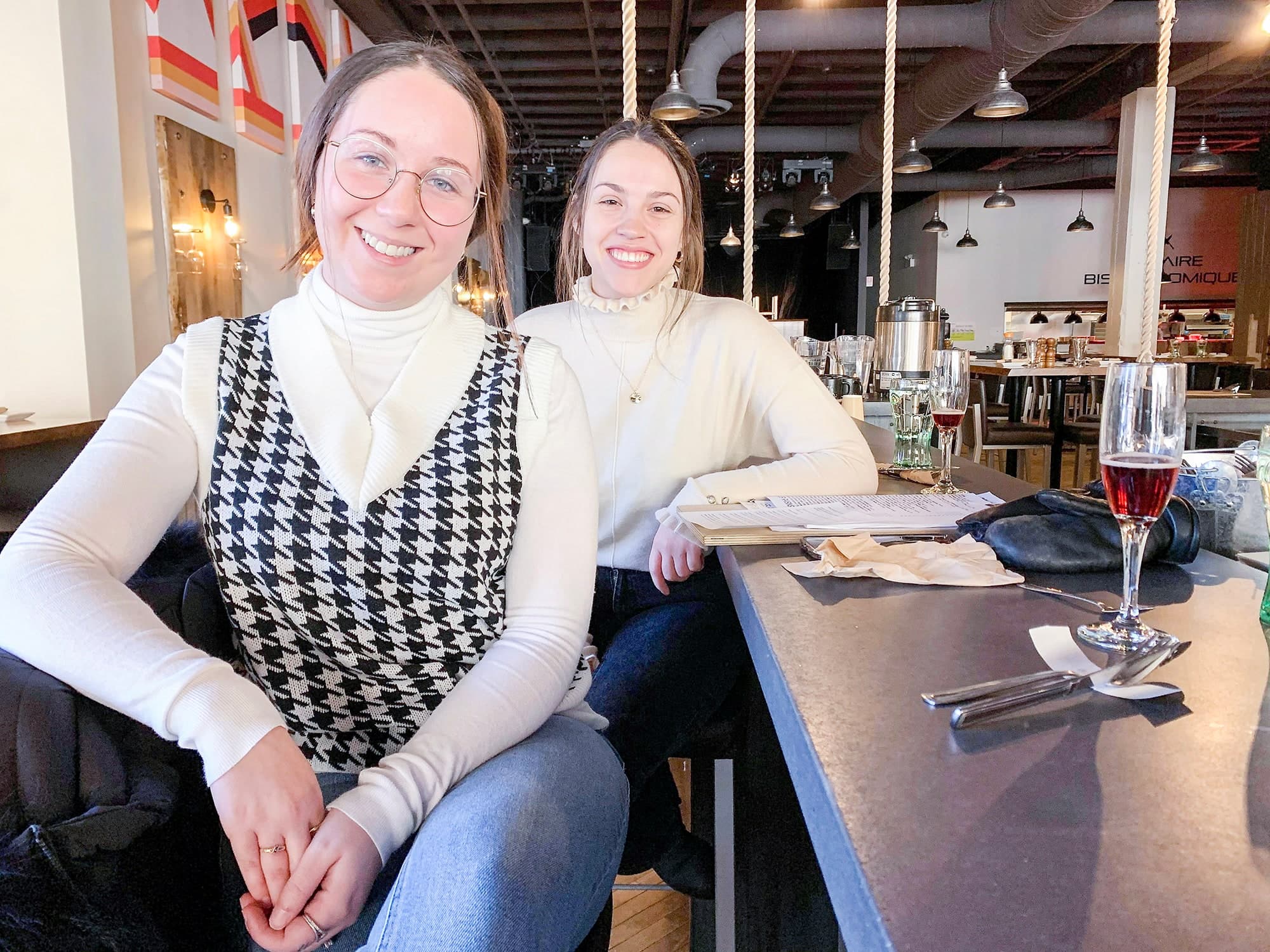 Le 8 février, alors que le Saguenay–Lac-Saint-Jean passait de zone rouge à zone orange, les clients étaient nombreux à s’être déplacés dans les gyms et les restaurants, comme ici Shirley Lentz et Léanne Girard, au Bistro Café Summum, à Chicoutimi.