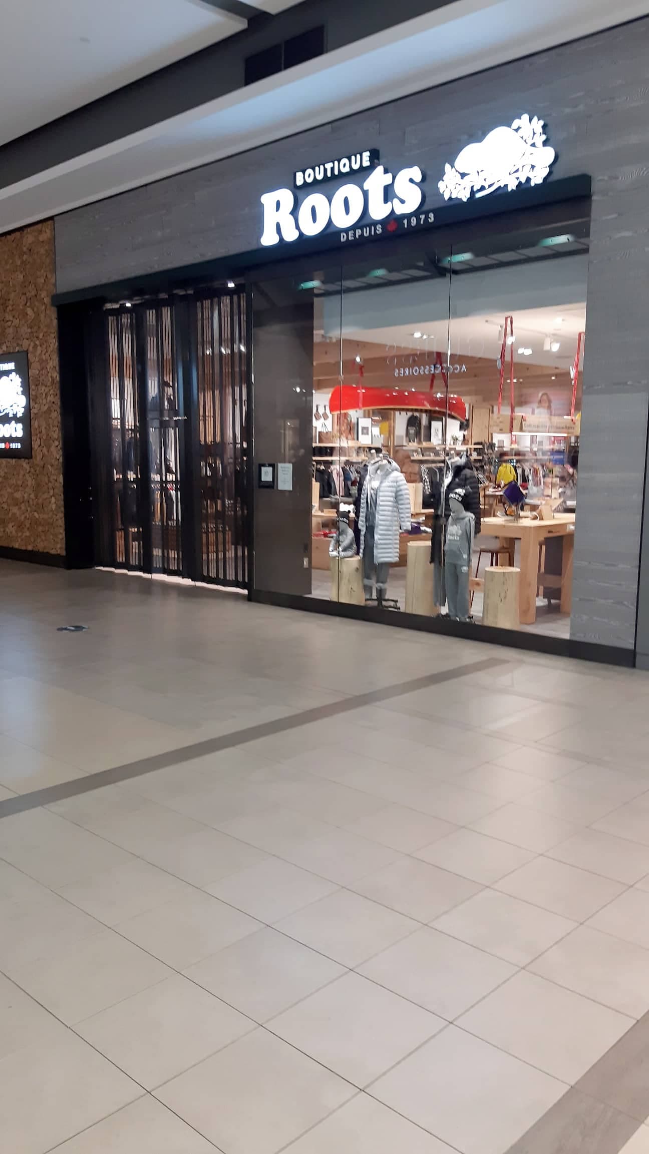 Des commerces, comme ce Roots du Carrefour Laval, ont choisi de ne pas ouvrir hier.
