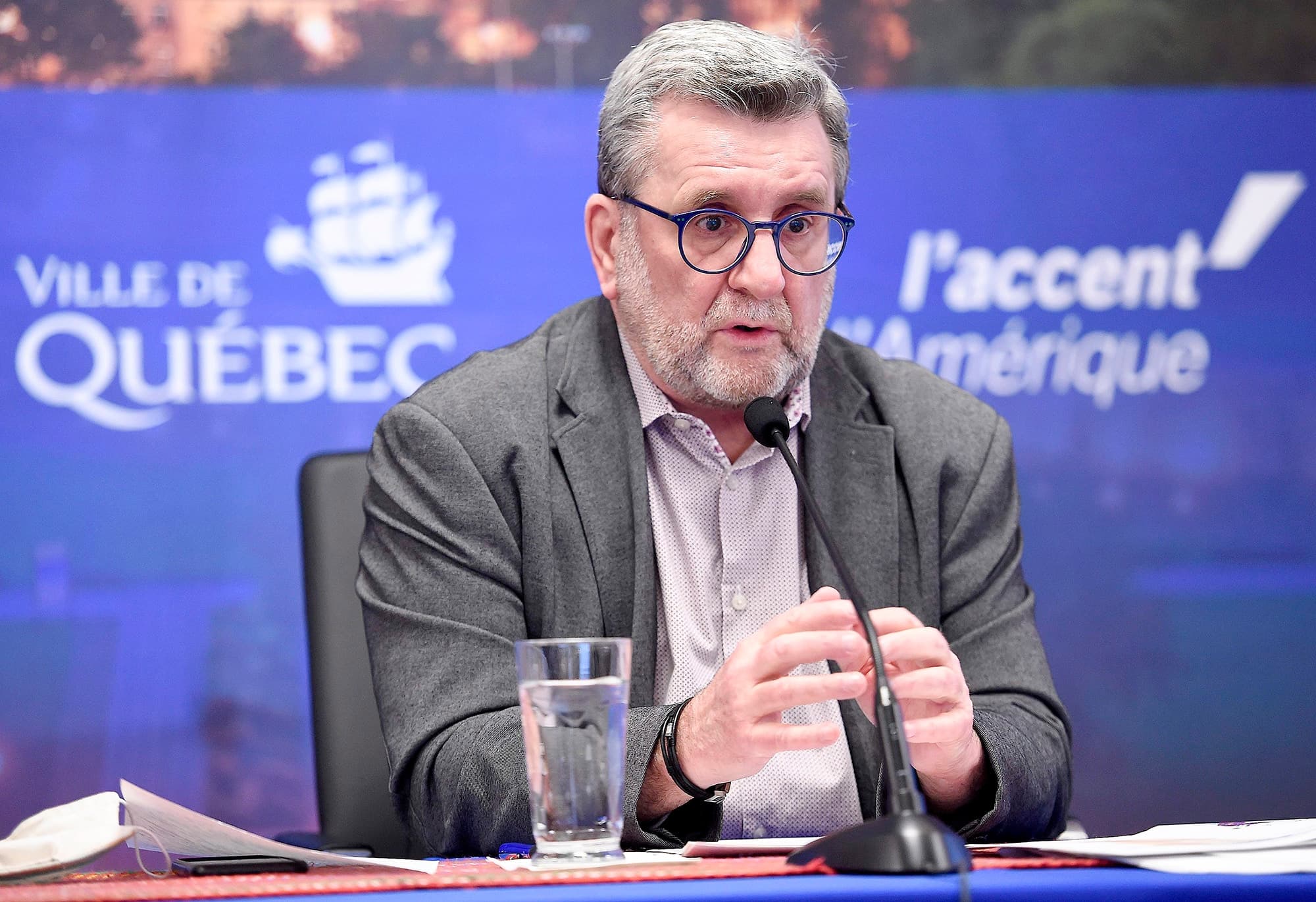Le maire de Québec, Régis Labeaume, avait convoqué les médias, hier, afin de « réexpliquer » les avantages du projet de réseau structurant pour les banlieues, répondant ainsi par la même occasion aux élus caquistes qui entretiennent des doutes.