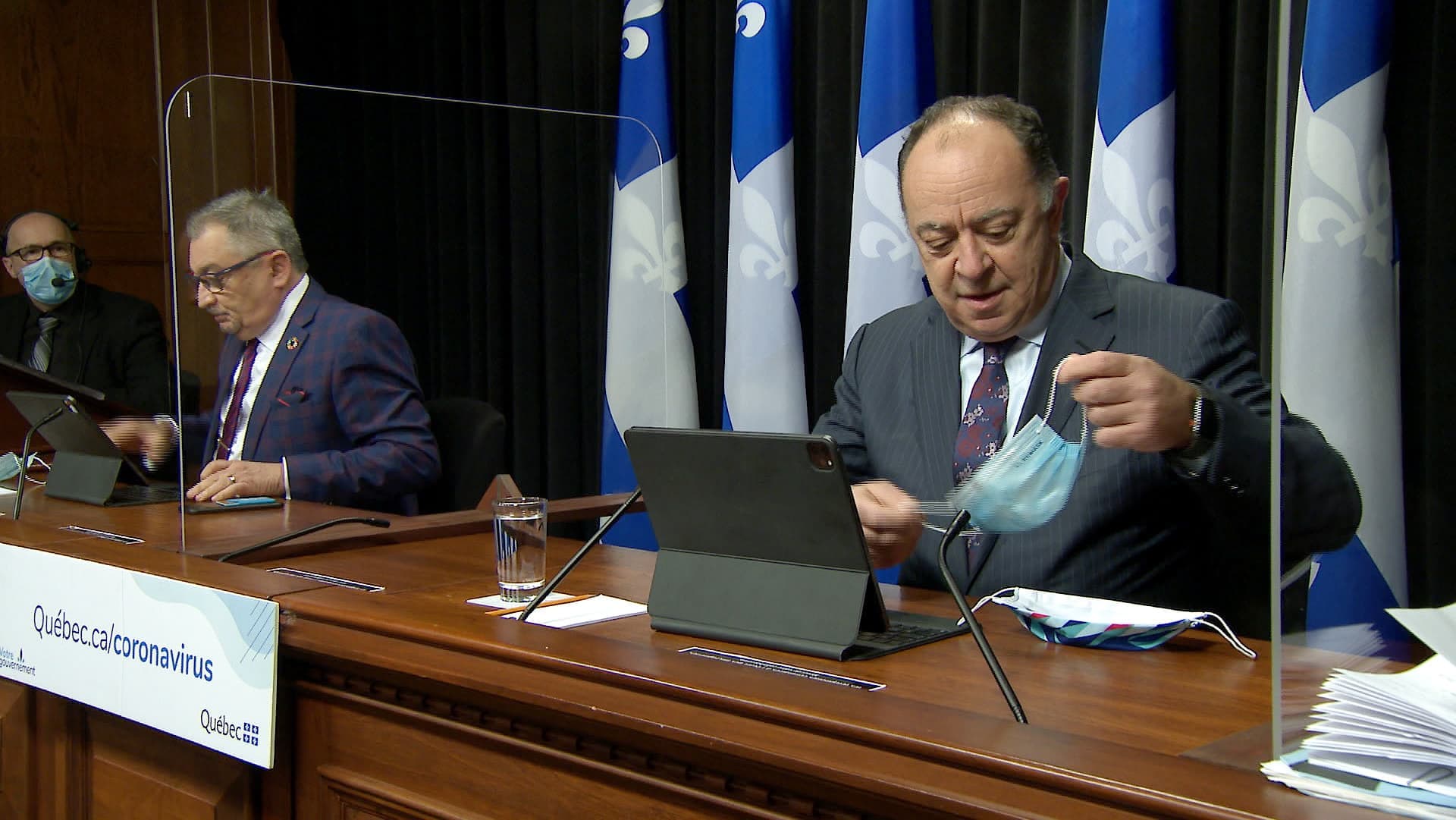Le ministre de la Santé, Christian Dubé, portait deux masques jeudi lorsqu’il est venu répondre aux questions des journalistes, en conférence de presse à l’Assemblée nationale.