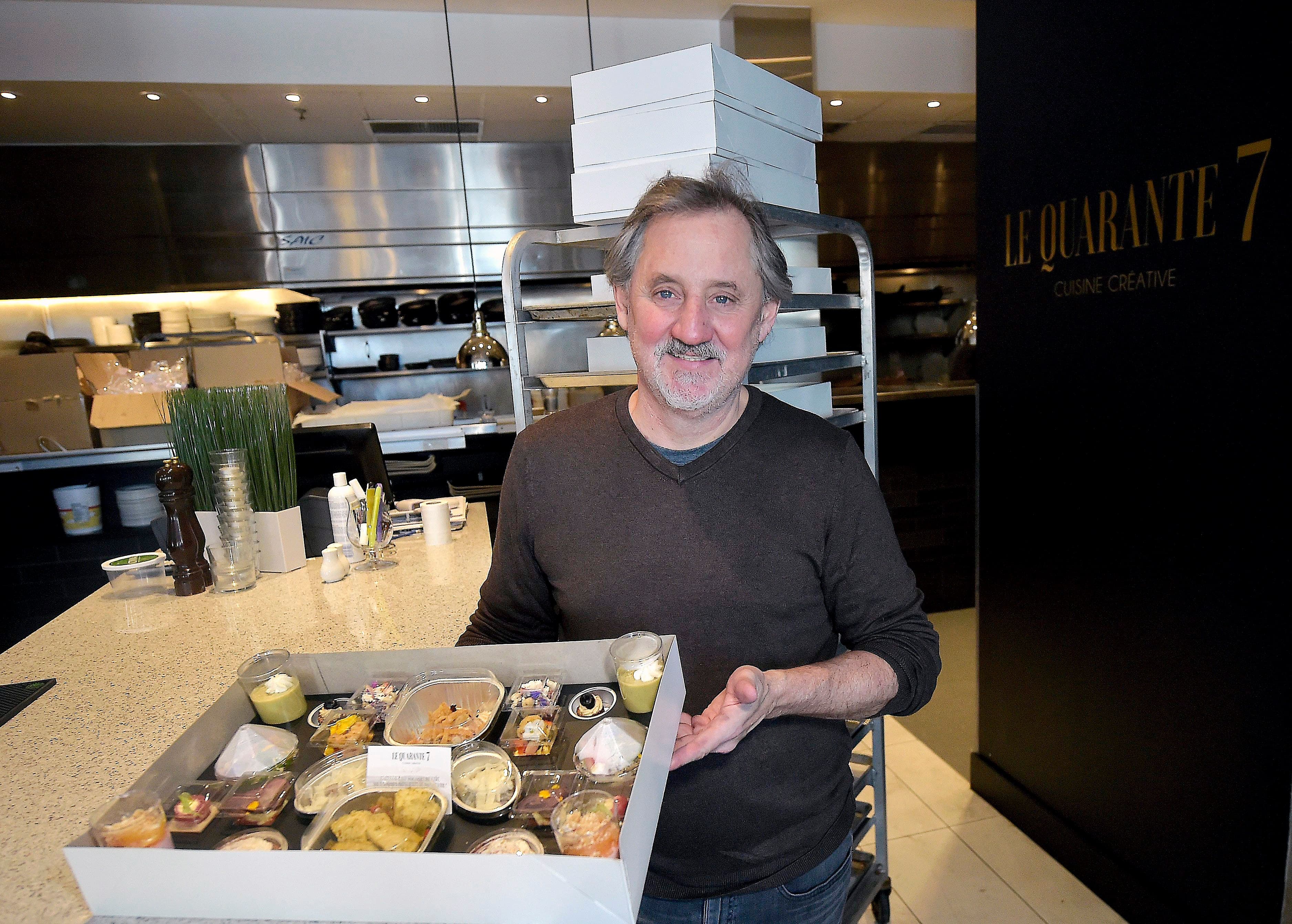 Yvan Ouellet, propriétaire du restaurant Le Quarante 7, à Québec, affiche complet avec 2000 commandes pour la Saint-Valentin.