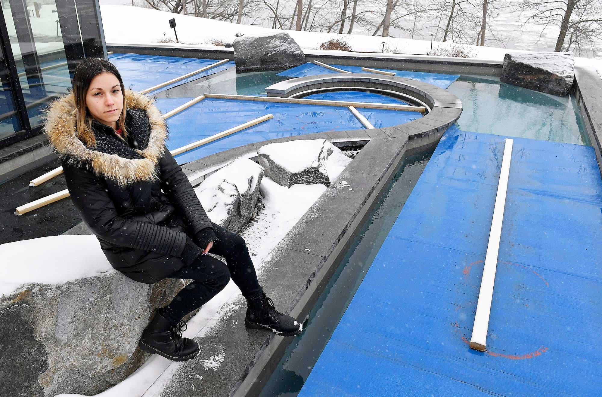 Mélissa Rioux-Ouellet, chef esthéticienne du Strøm Spa, dans le Vieux-Québec, est photographiée devant les bains vides.