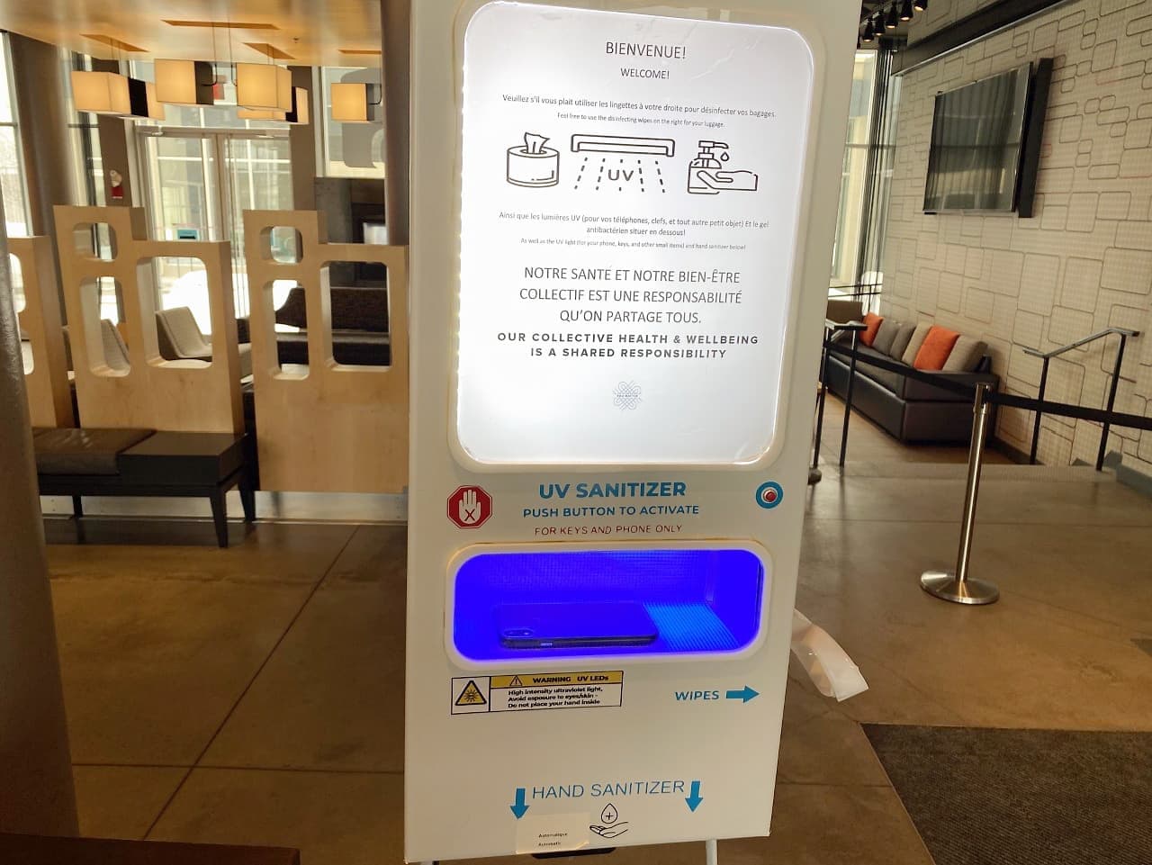 Les règles de la Santé publique sont bien visibles dans le hall de l’hôtel.