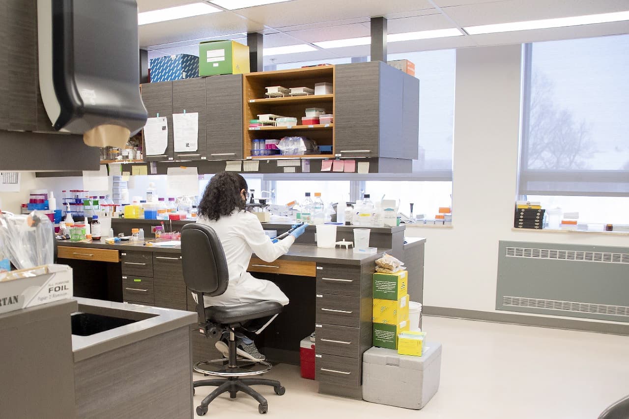 Le Centre de recherche en infectiologie de l’Université Laval du Dr Gary Kobinger serait peut-être sur le point de commercialiser un vaccin si Ottawa avait injecté les millions de dollars nécessaires.