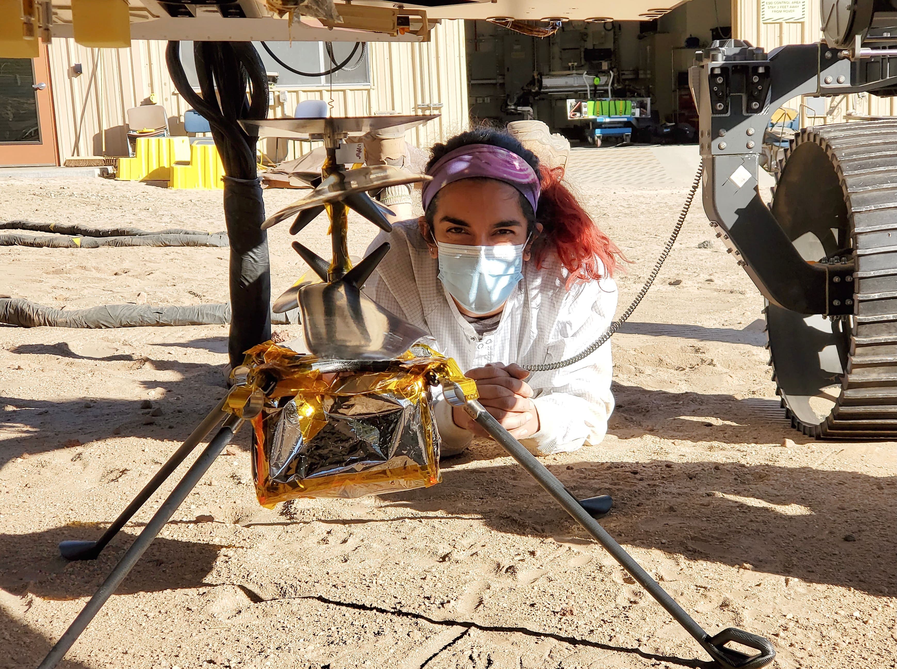 L’ingénieure en aérospatiale Farah Alibay présente Ingenuity, l’hélicoptère qui tentera un premier vol sur une autre planète.