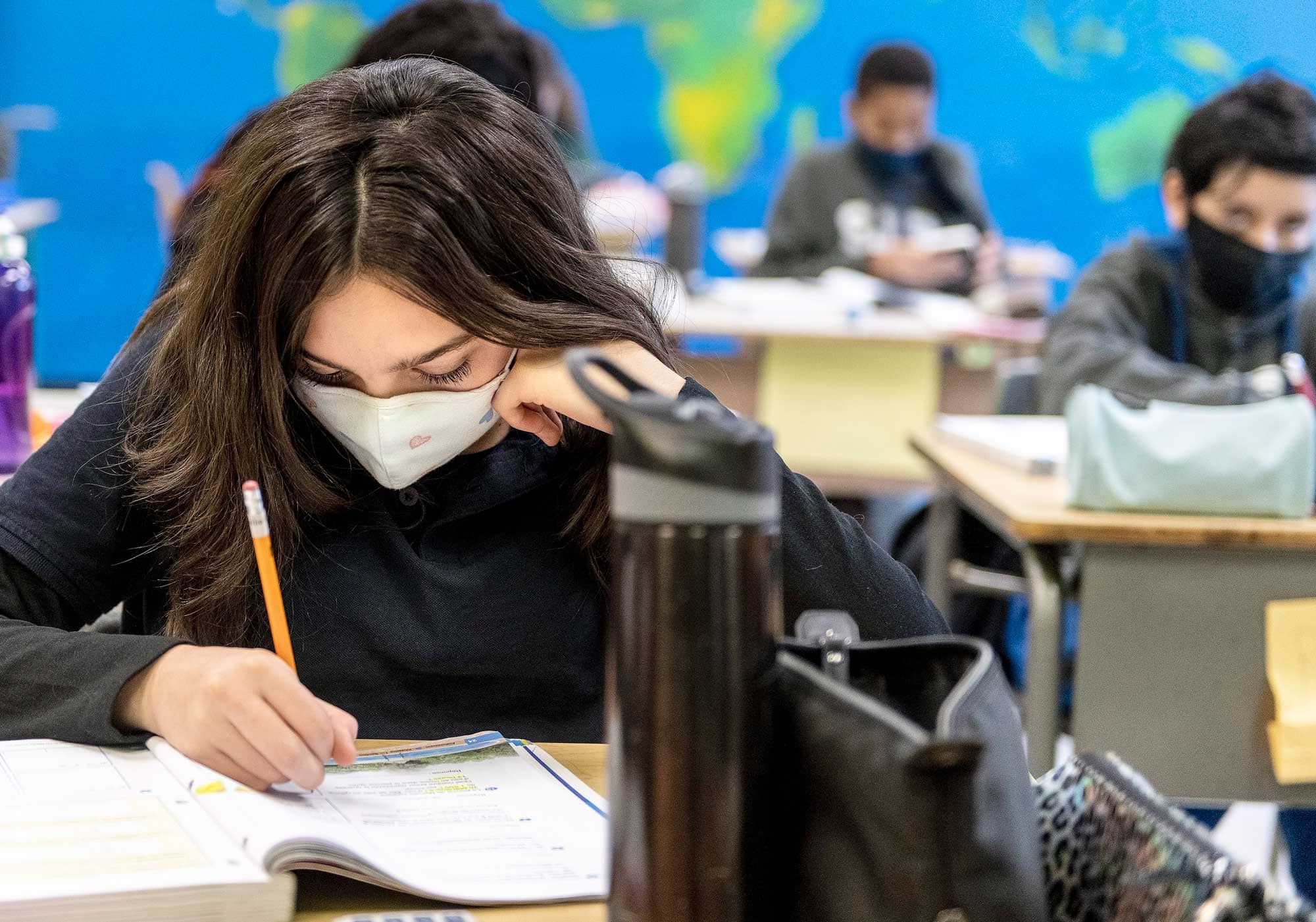 Les élèves du primaire et du secondaire pourraient avoir un peu de répit, alors que divers allègements des mesures sanitaires sont envisagés, dont le retour des activités parascolaires. Aussi, pour les secondaires 3, 4 et 5, Québec pourrait permettre aux élèves de revenir en classe plus souvent, et non seulement une journée sur deux.