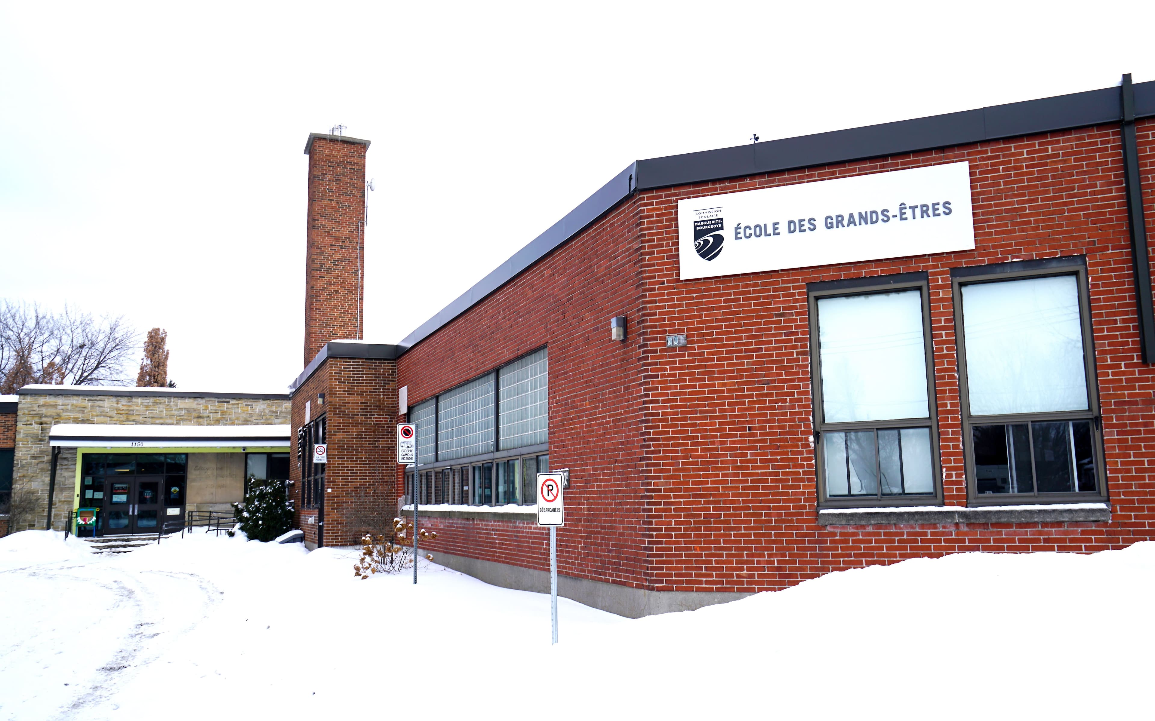 Un cas suspecté de variant a mené à la fermeture de l’école primaire des Grands-Êtres à Montréal le 16 février. À la fin février, 18 cas positifs avaient été recensés.