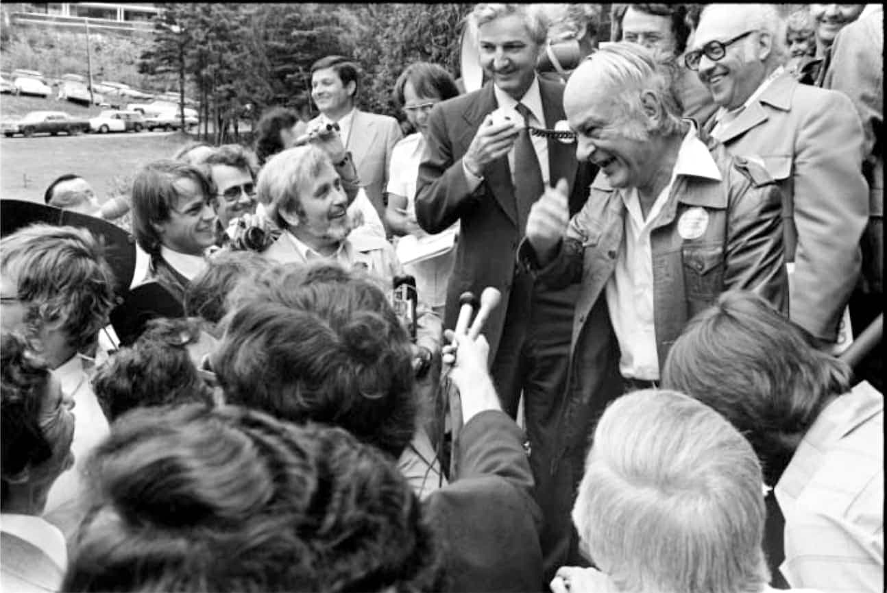 Paul Desmarais de Power Corporation en compagnie de René Lévesque et du président de la FTQ, Louis Laberge, lors d’un sommet économique à La Malbaie, en mai 1977.