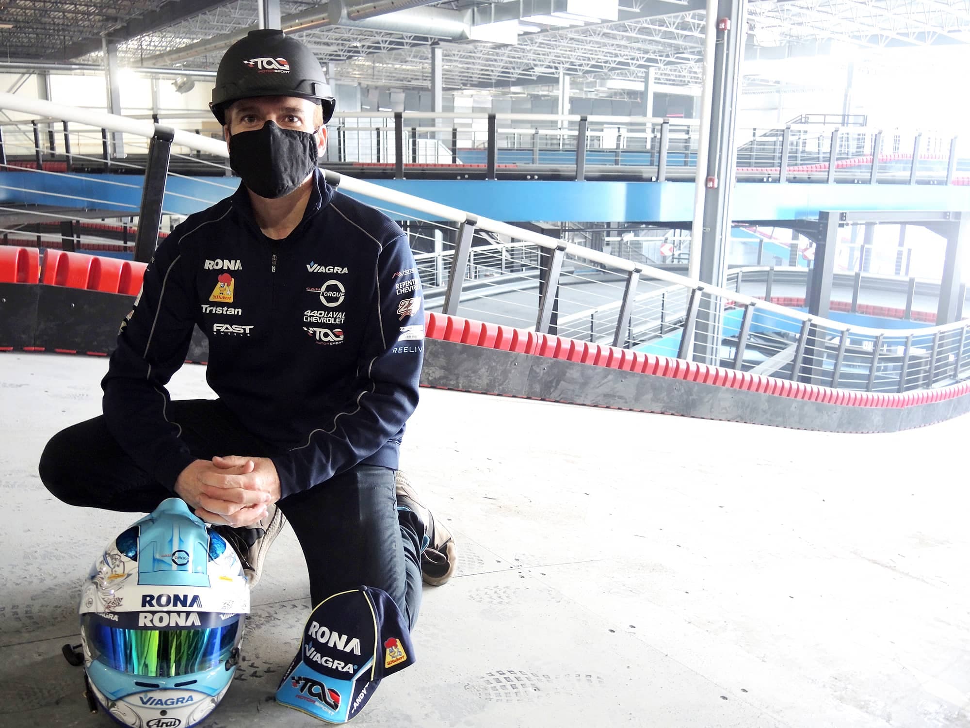 Le vétéran pilote Alexandre Tagliani nous a accueillis à l’intérieur d’un nouveau complexe de karting tout électrique.