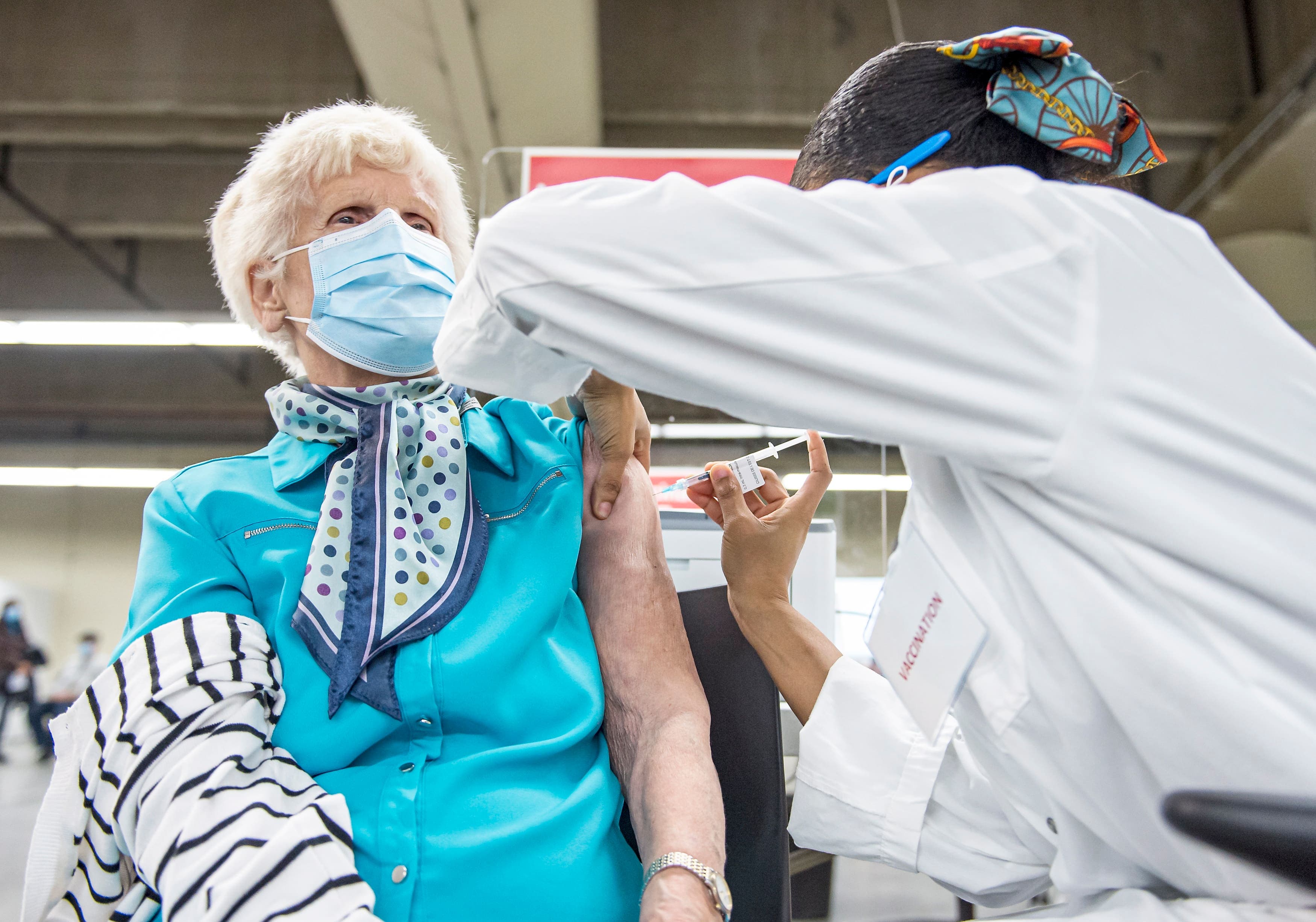 Murielle Potvin, 90 ans, au moment tant attendu de se faire vacciner à cette clinique du Stade.