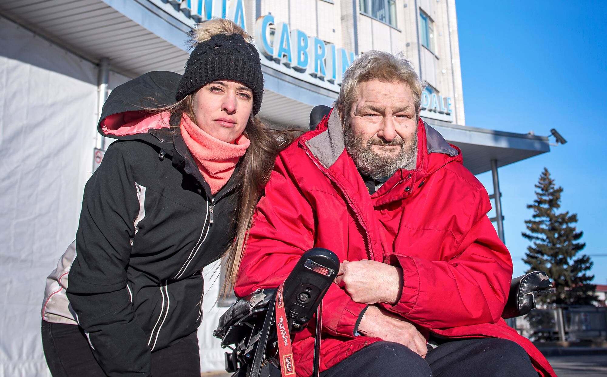 Stéfany Plante, avec son beau-père, François Charbonneau, devant l’hôpital où sa mère est hospitalisée.