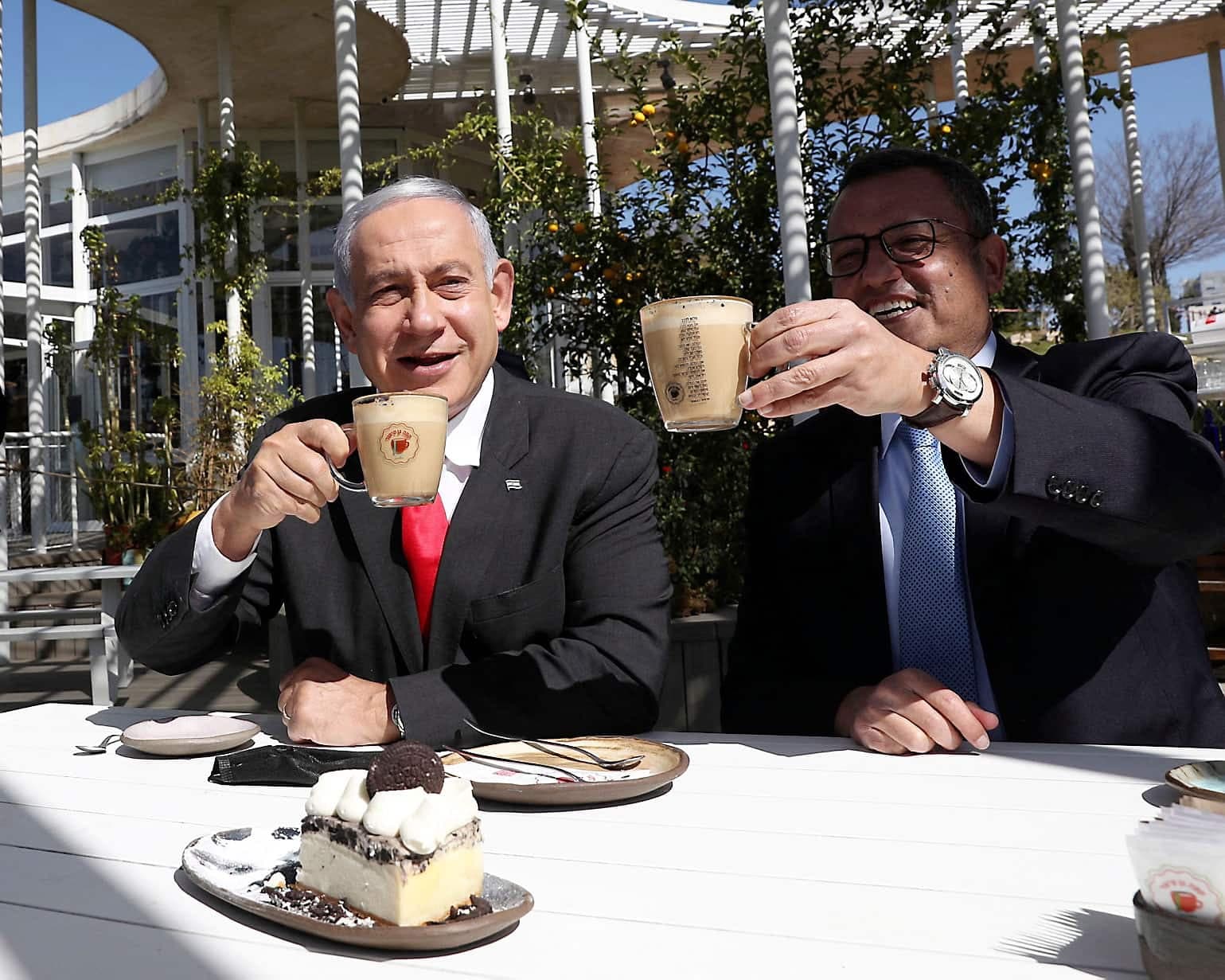 Le premier ministre israélien, Benjamin Netanyahu (à gauche), et le maire de Jérusalem, Moshe Lion, sur la terrasse d’un restaurant, dimanche.