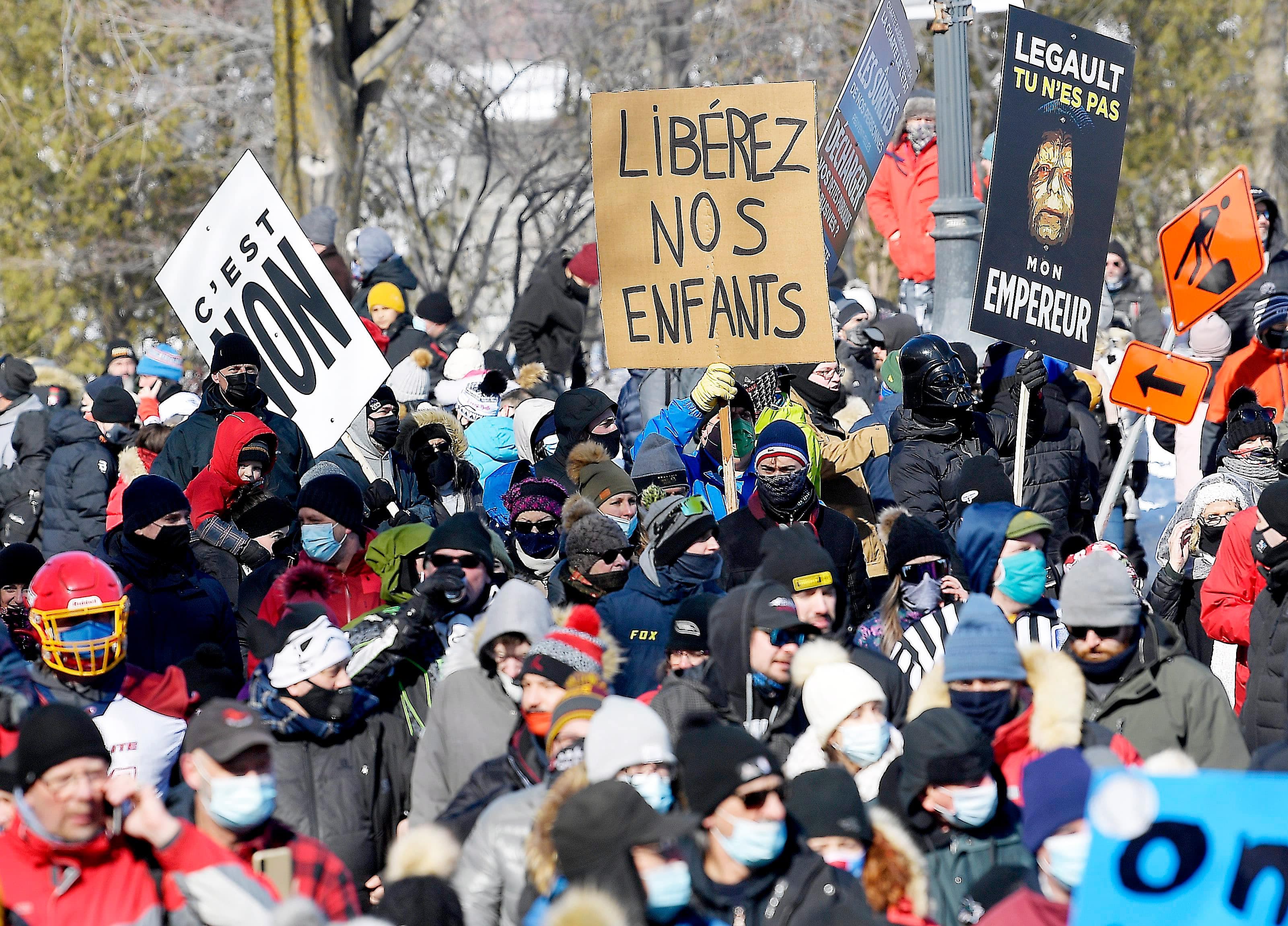 Des citoyens ont manifesté dimanche dernier à Québec pour la reprise des sports d’équipe.