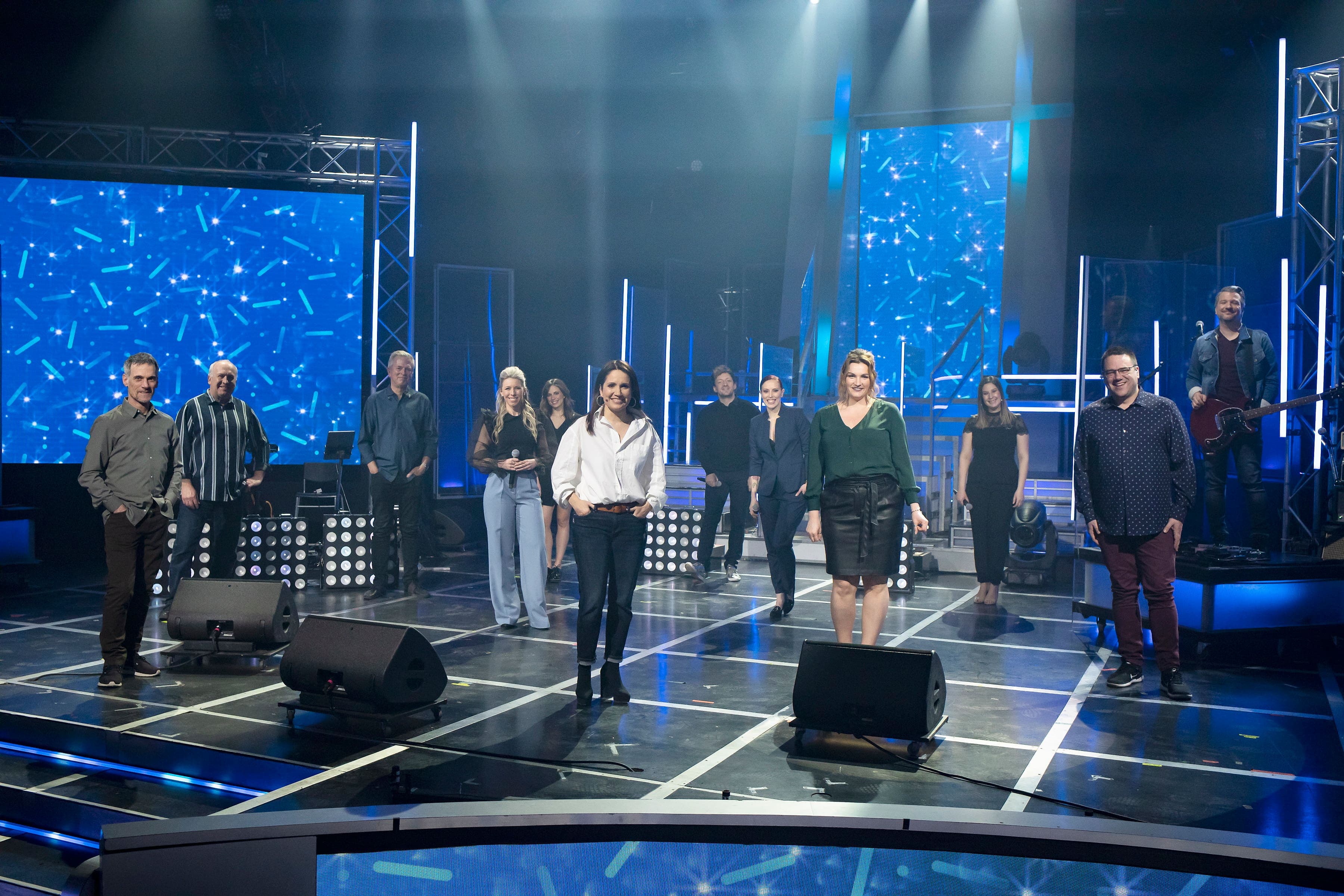 France Beaudoin, entourée des musiciens et choristes d’En direct de l’univers.